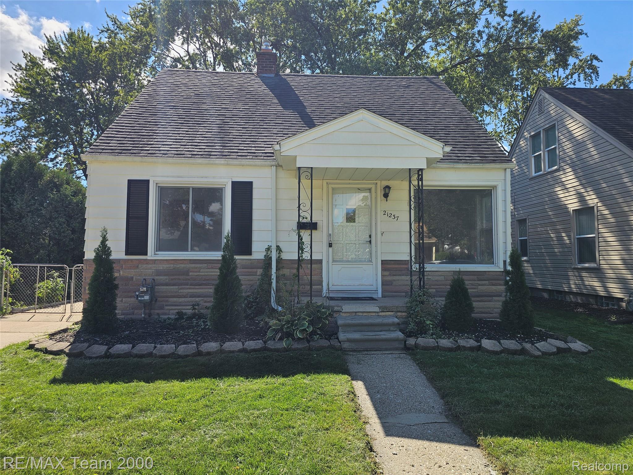 21237 Carlysle Street — photo