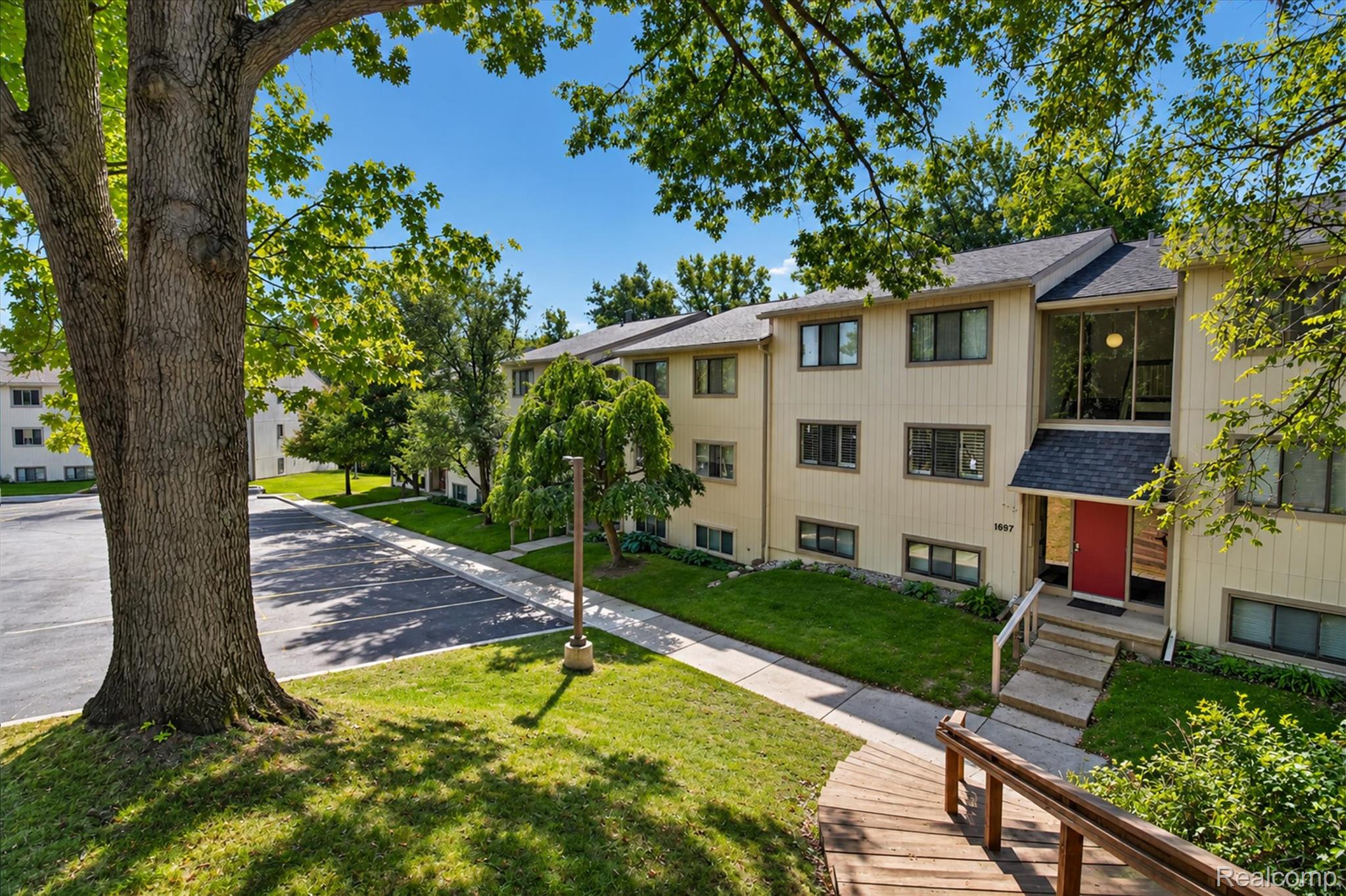1695 Riverside Drive 7 — photo