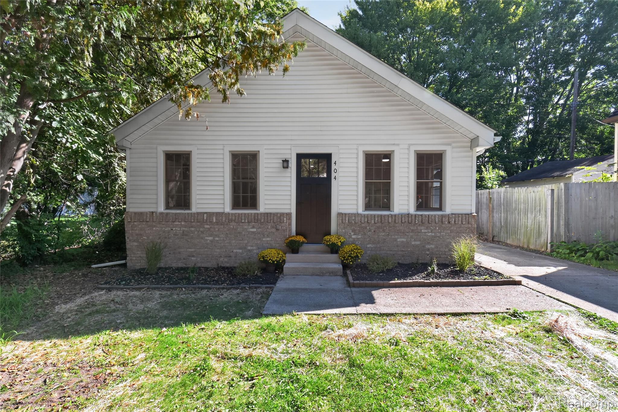404 Laprairie Street — photo