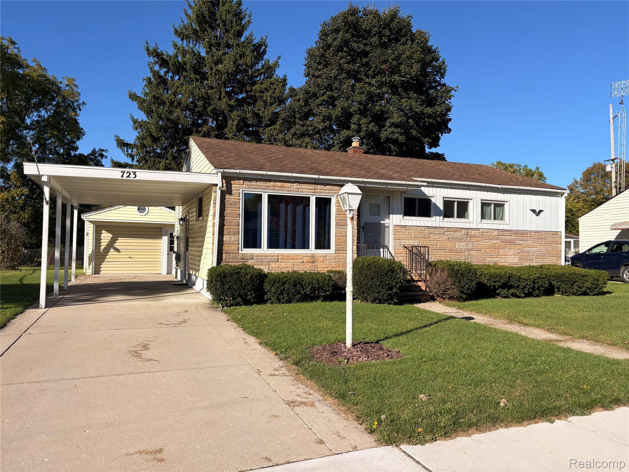 723 Woodbine Drive — photo