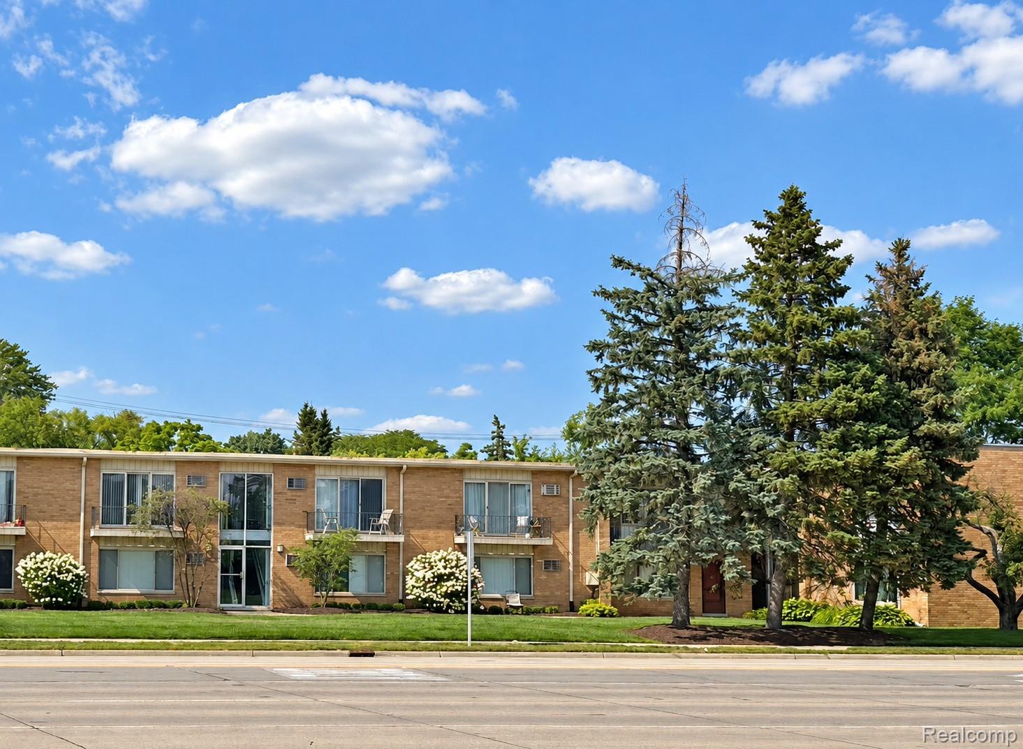 2859 E Maple Road Unit 15 — photo