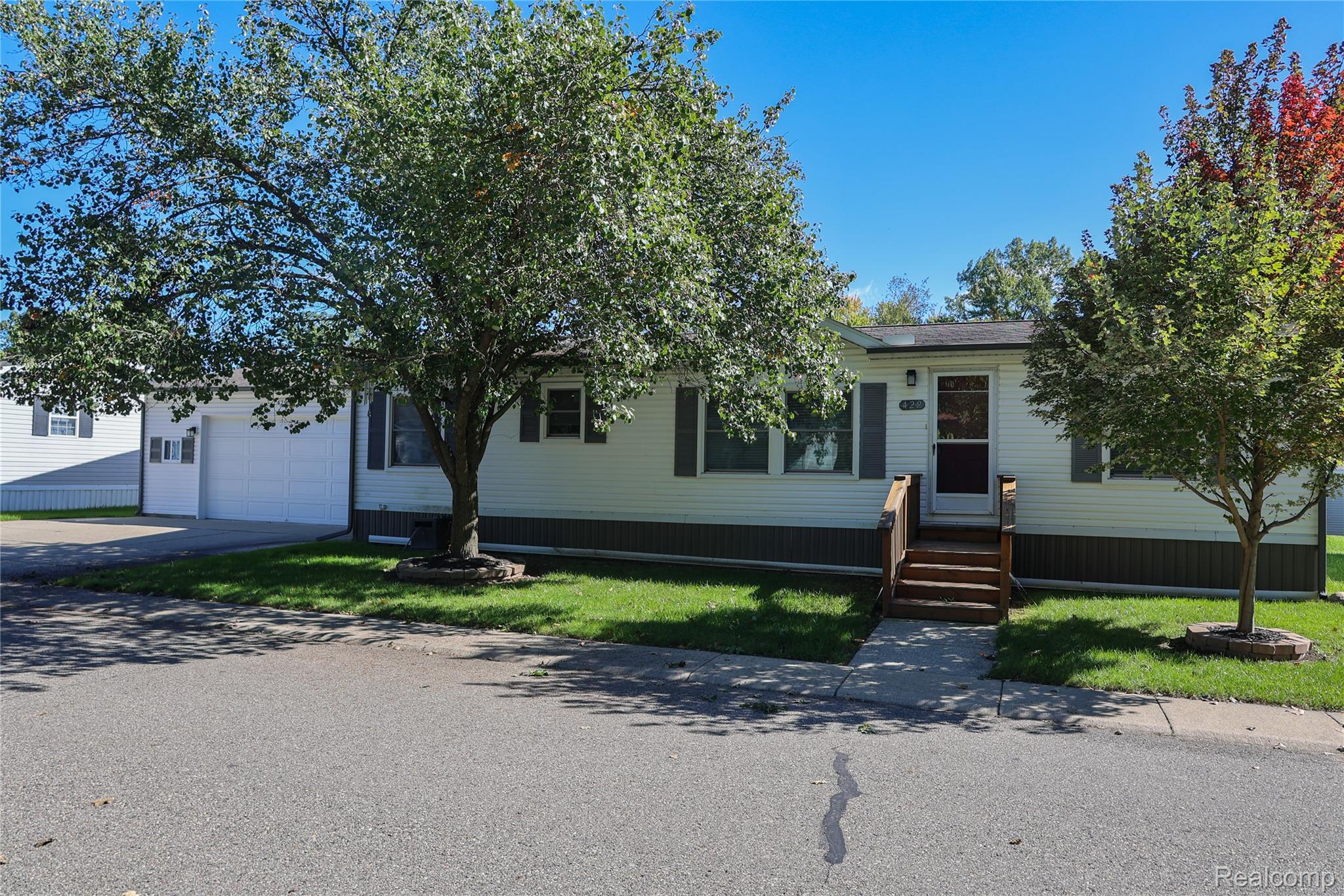 429 Crimson King Circle — photo