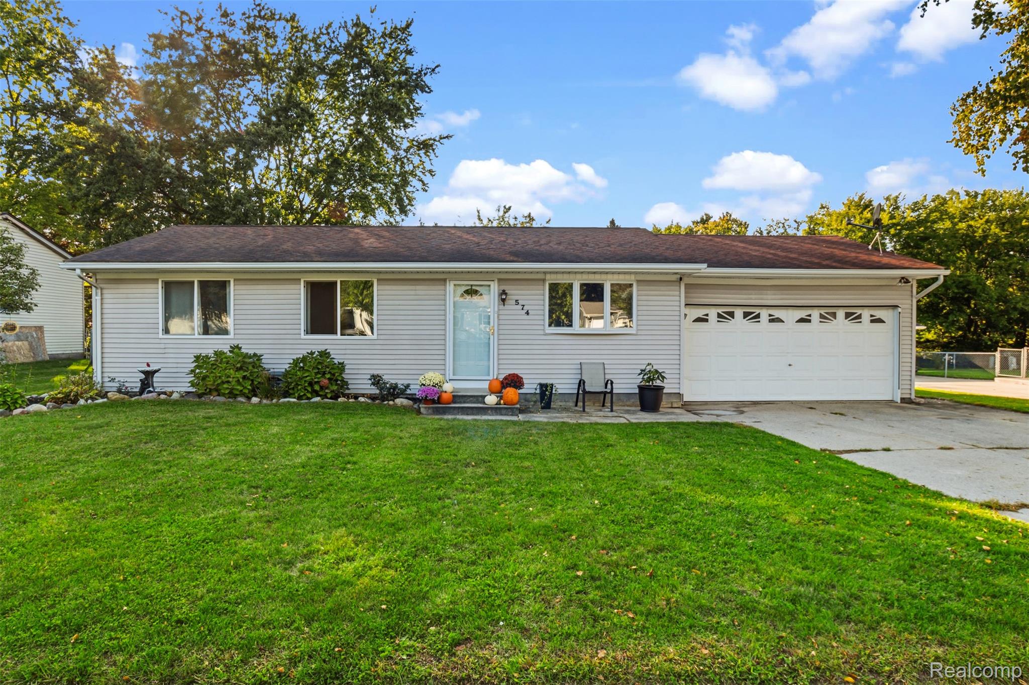 574 Metcalf Dr — photo
