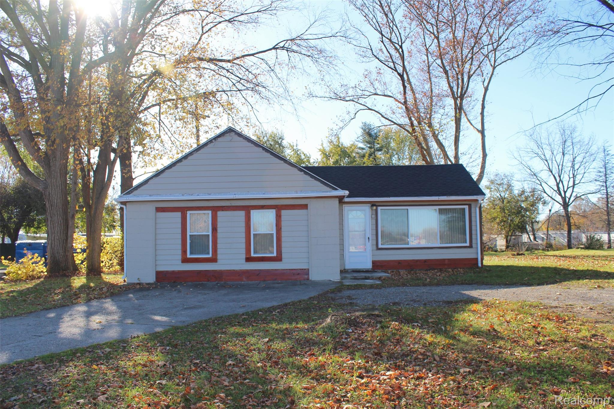 43267 Utica Rd — photo