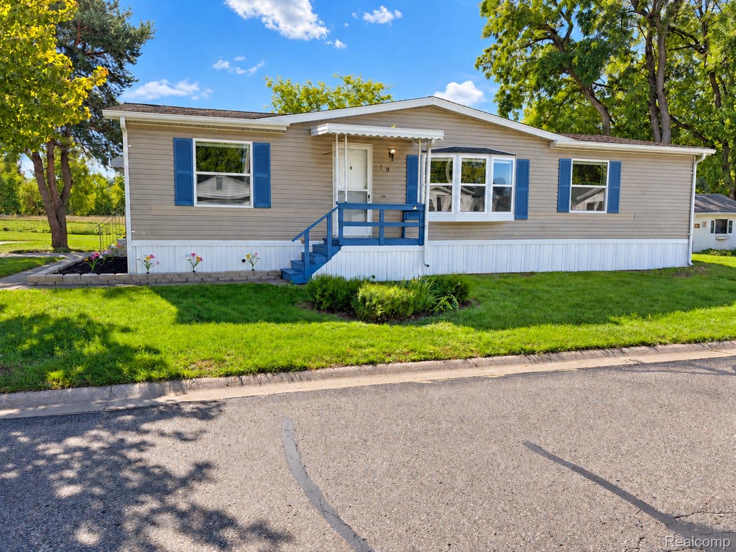 19 S Hill Dr — photo