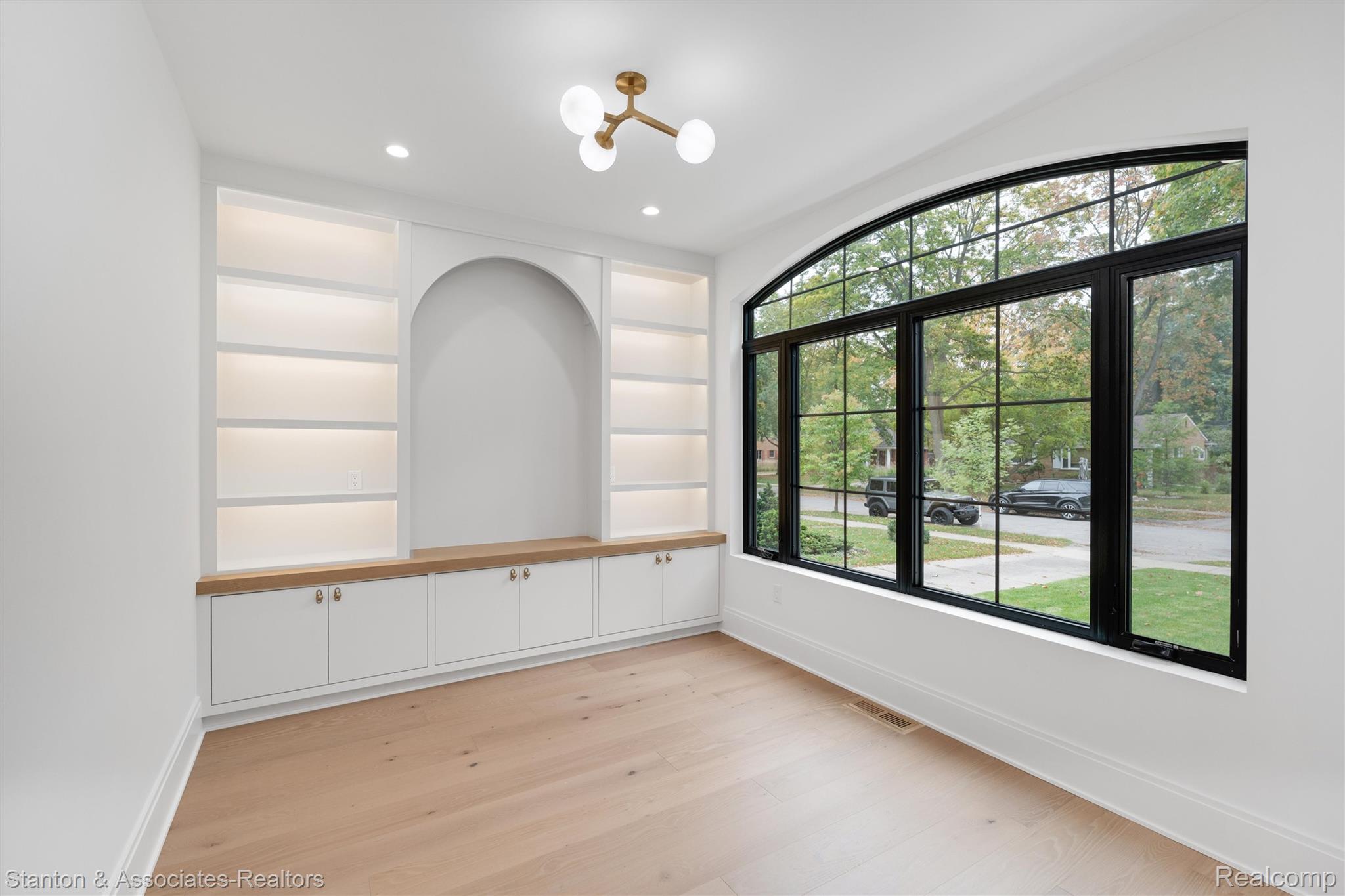 526 W Webster Rd — photo
