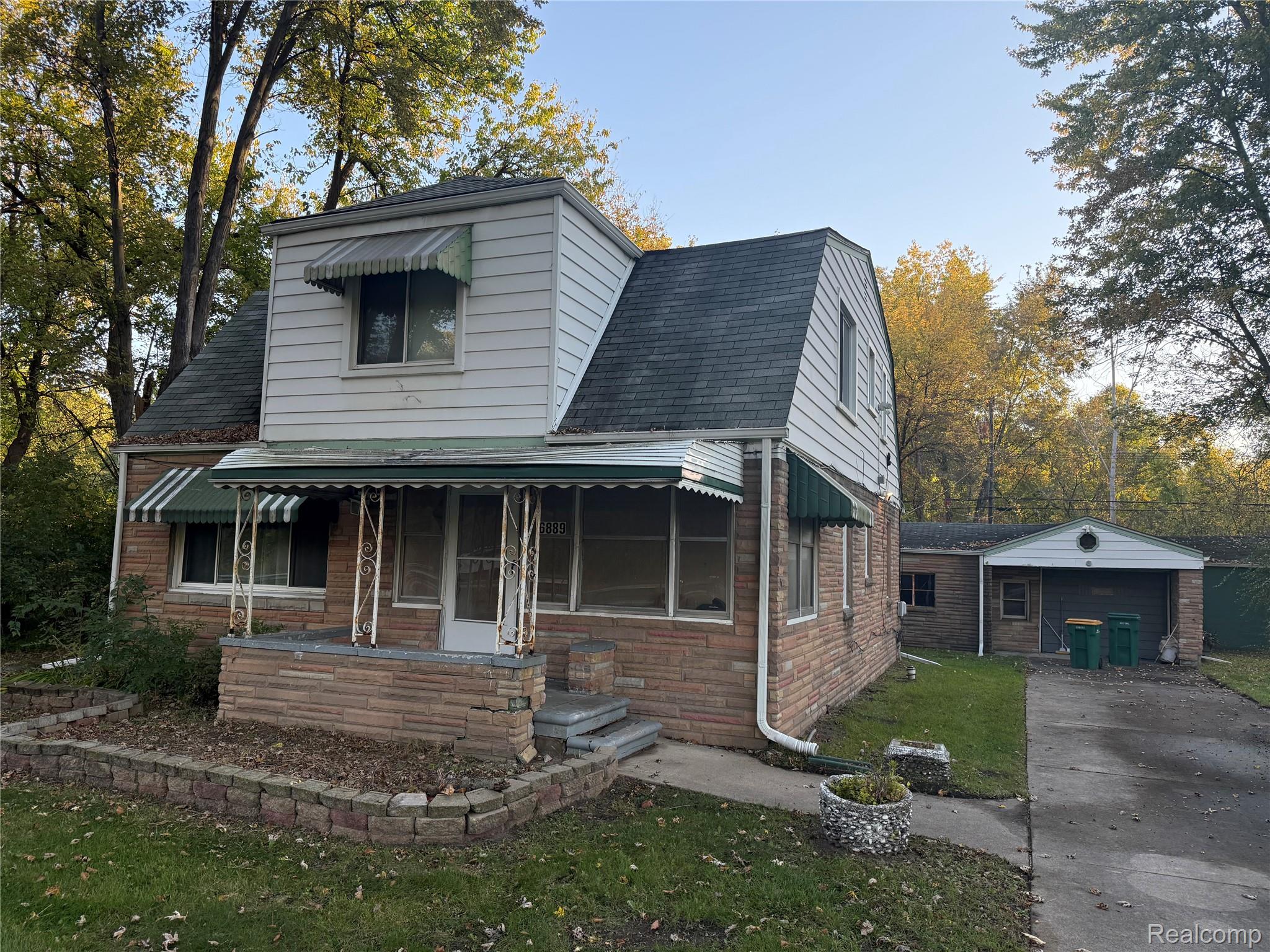6889 Wayne Rd — photo