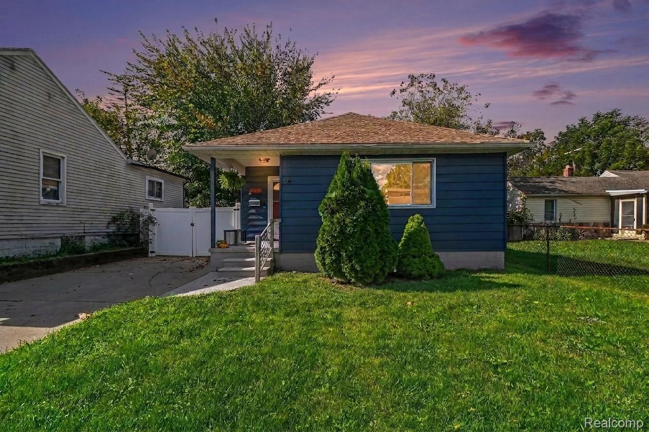 7637 Rockdale — photo