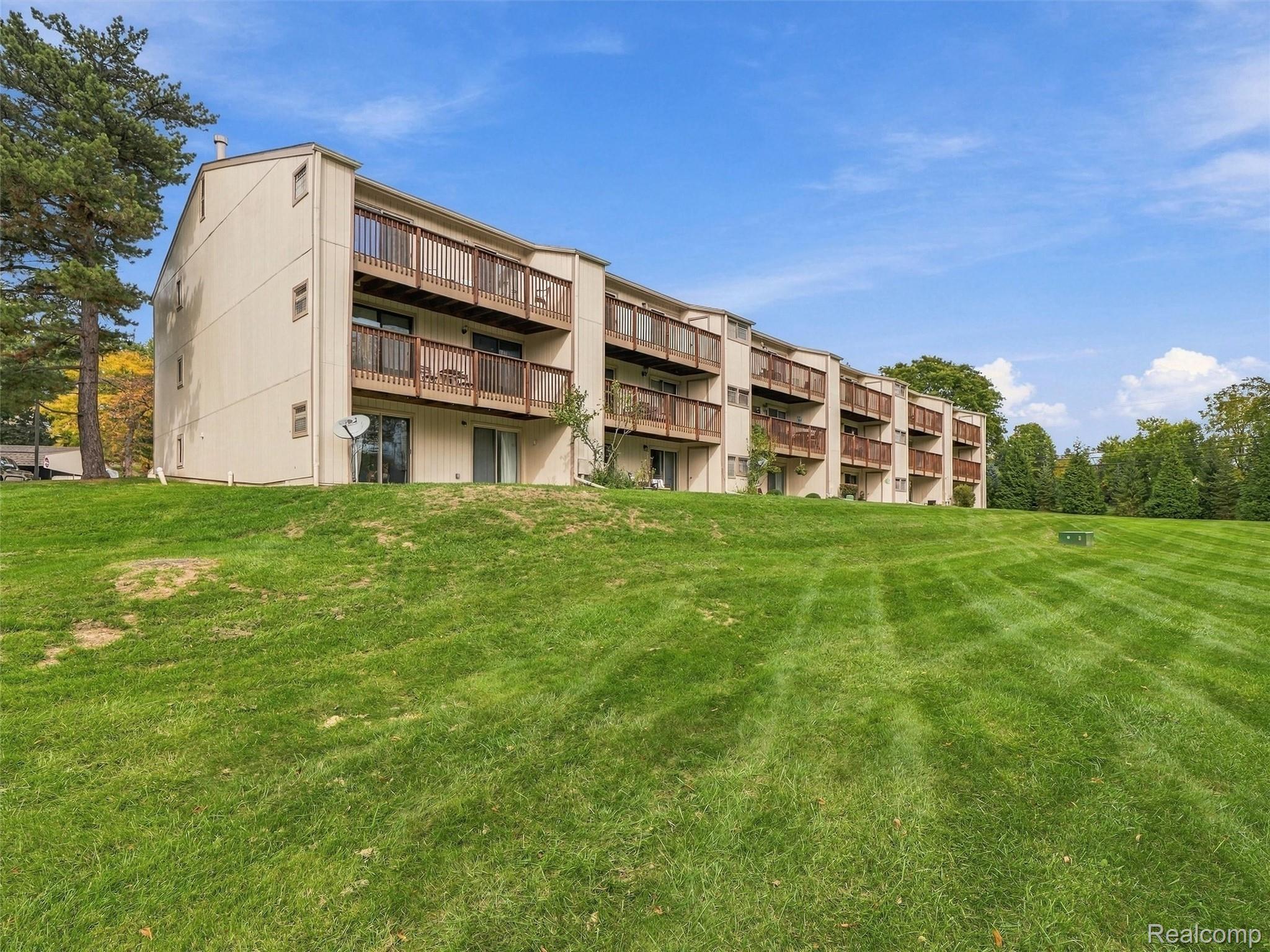 1677 Riverside Dr #13 — photo