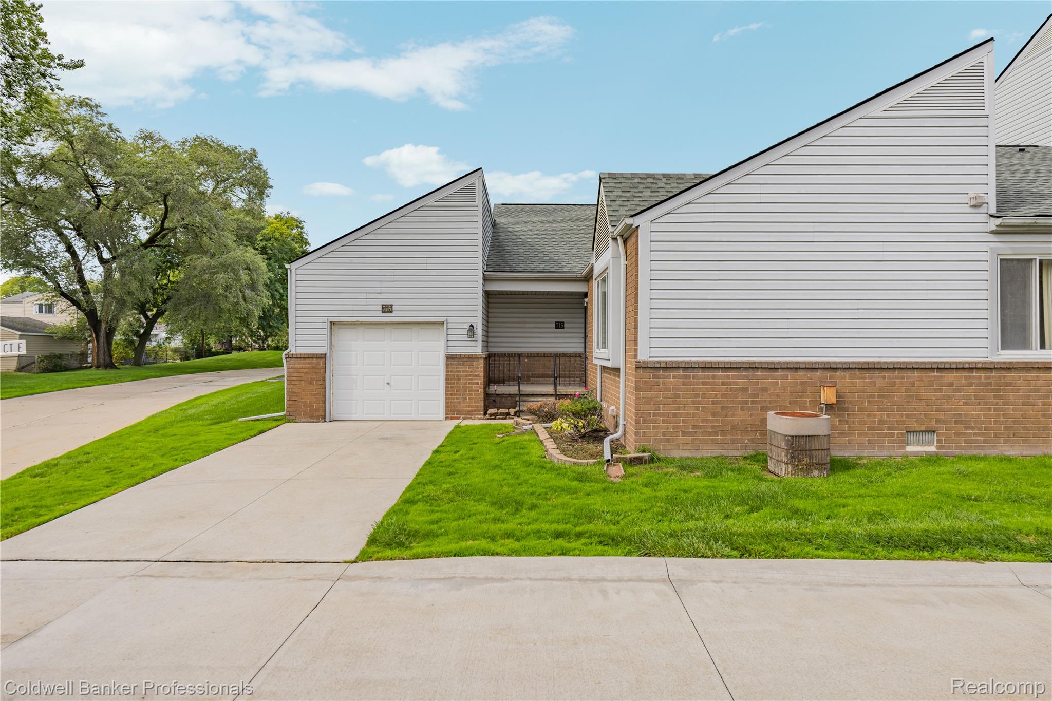 715 Claire Pointe Ct E — photo