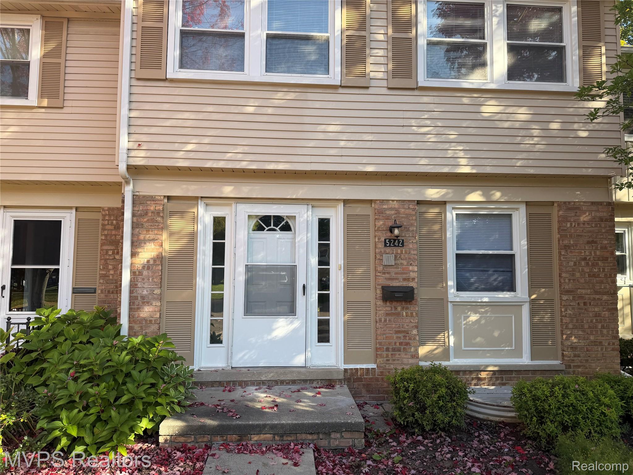 5242 Breeze Hill 24 — photo