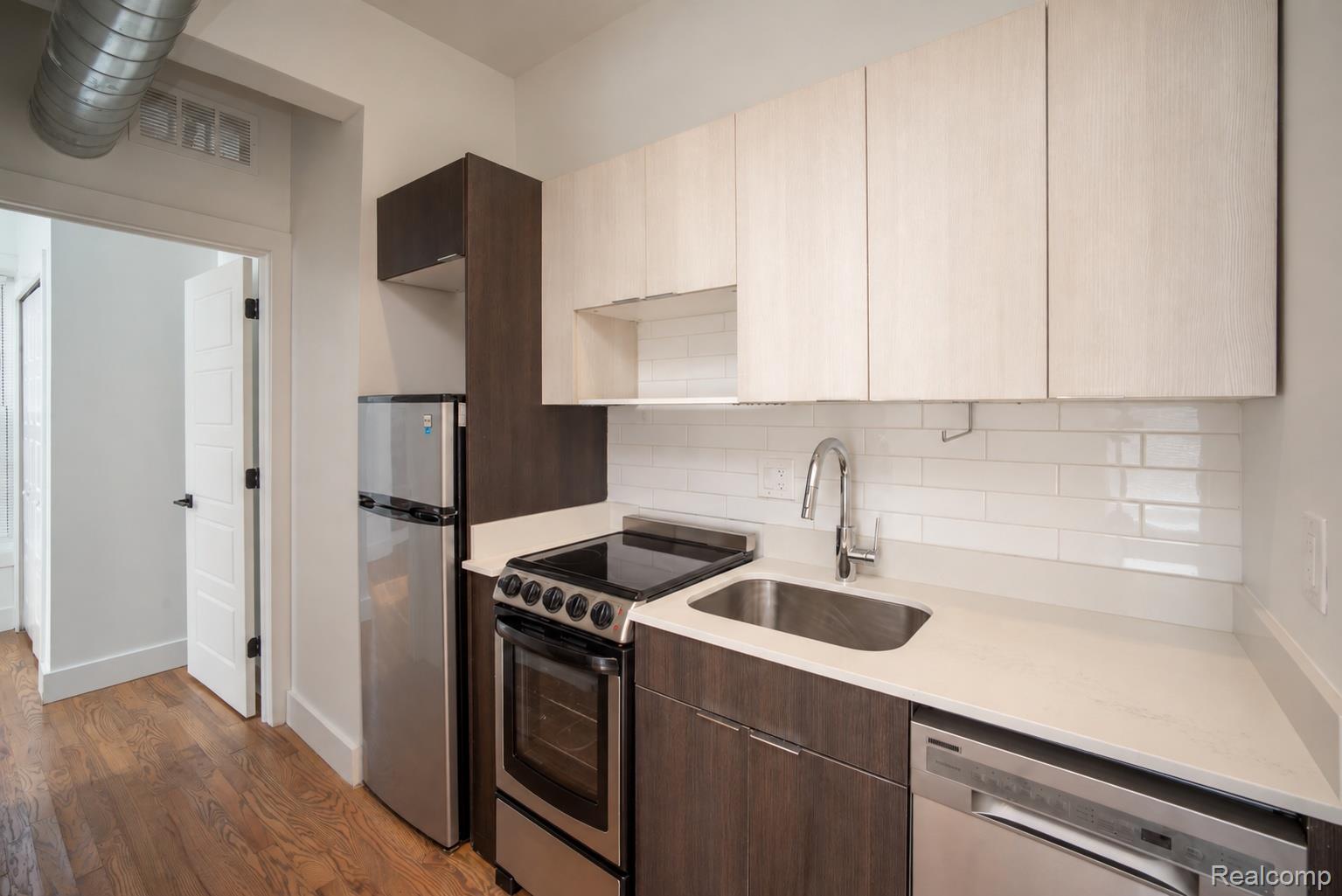 3143 Trumbull St #203 — photo