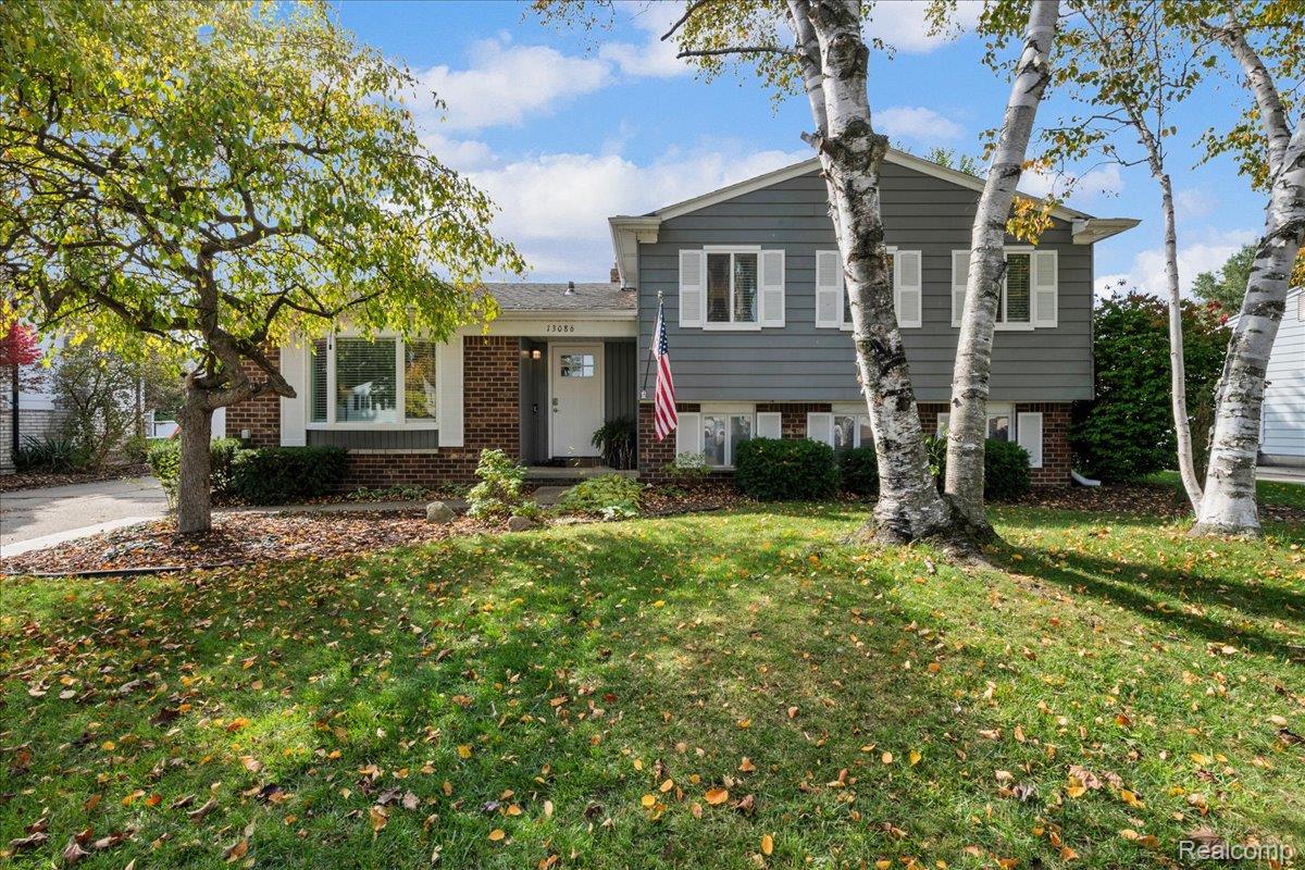 13086 Stratford Dr — photo
