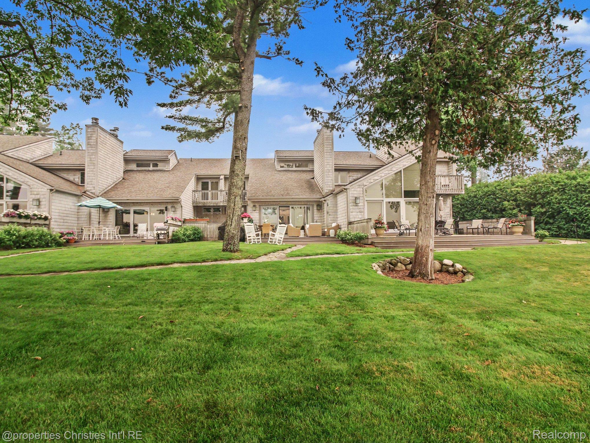 1011 Beach Dr #10 — photo