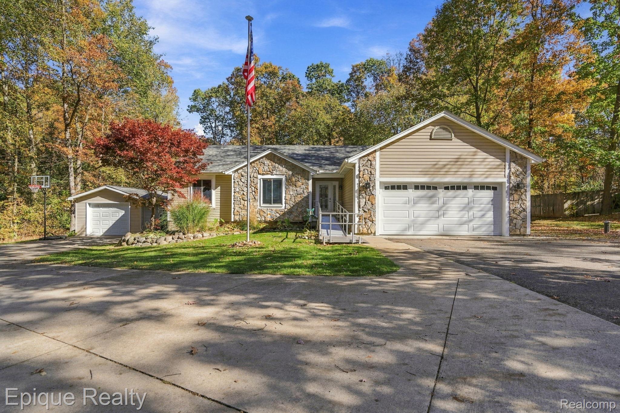 9085 Pineview Lake Dr — photo