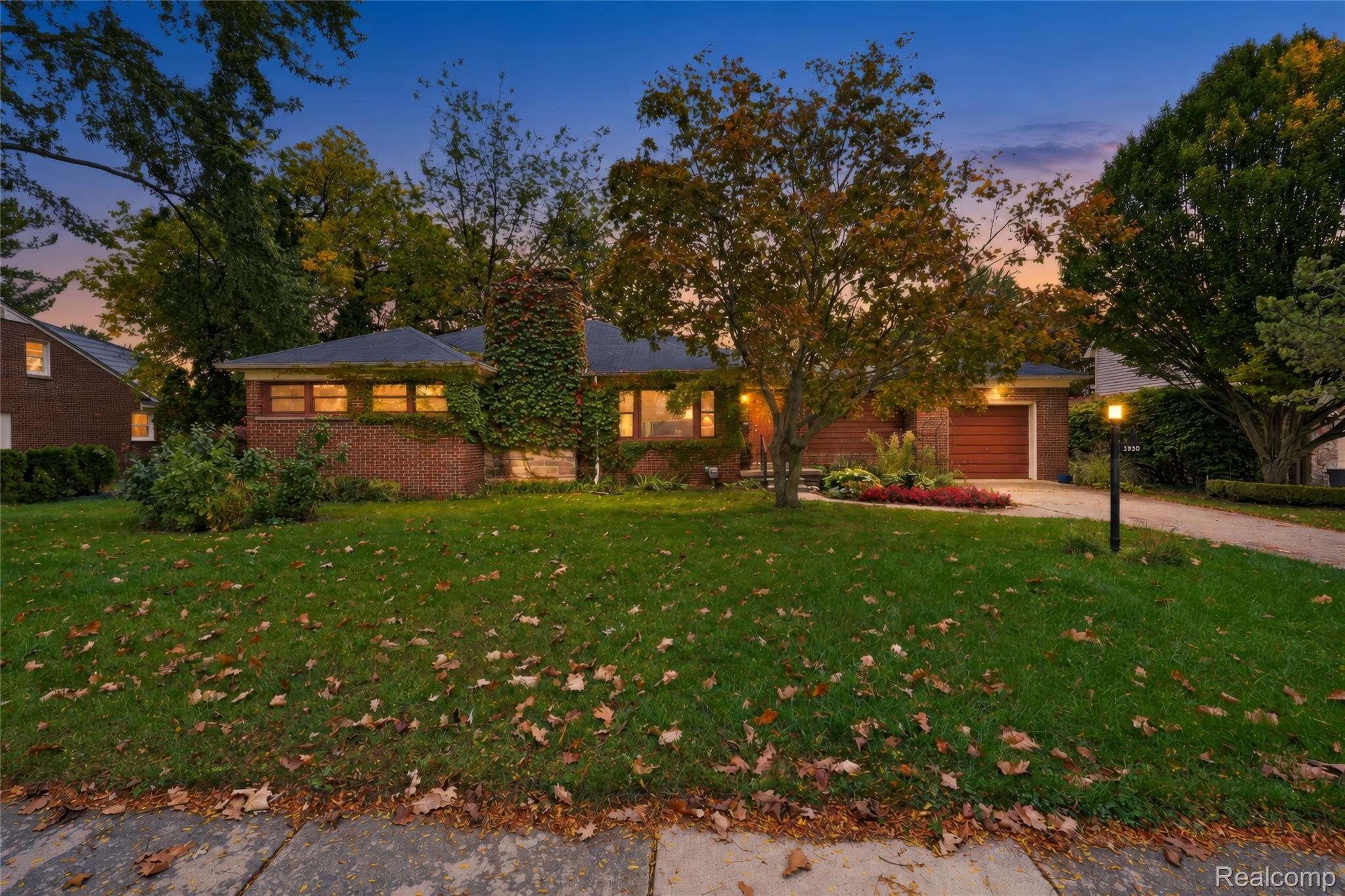 3930 Parkview Dr — photo