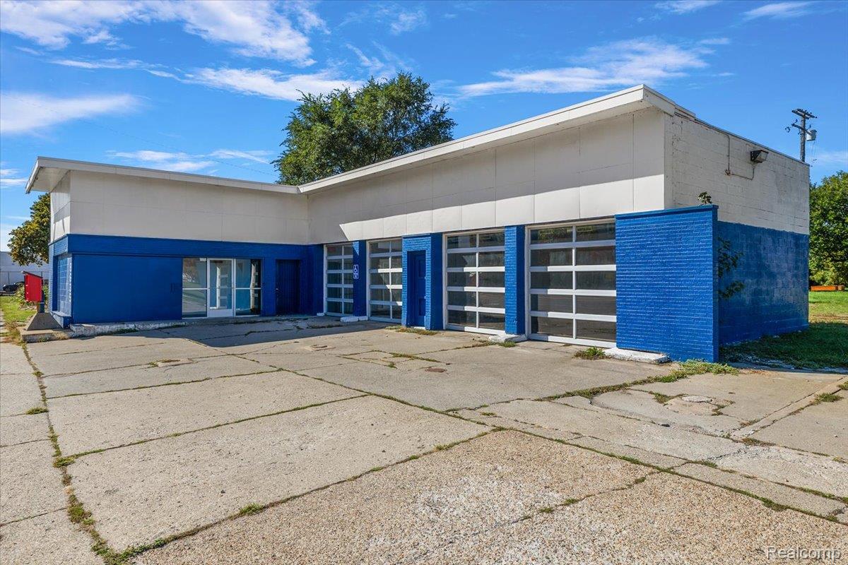 8635 Mack Ave — photo