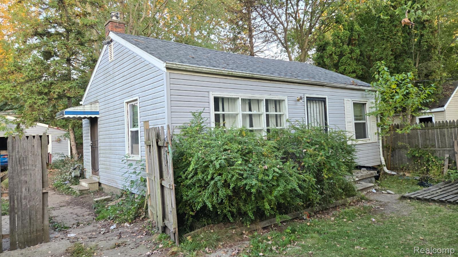 6142 Hereford St — photo