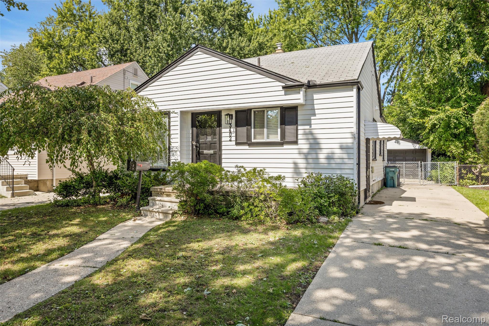 3402 Chester Rd — photo