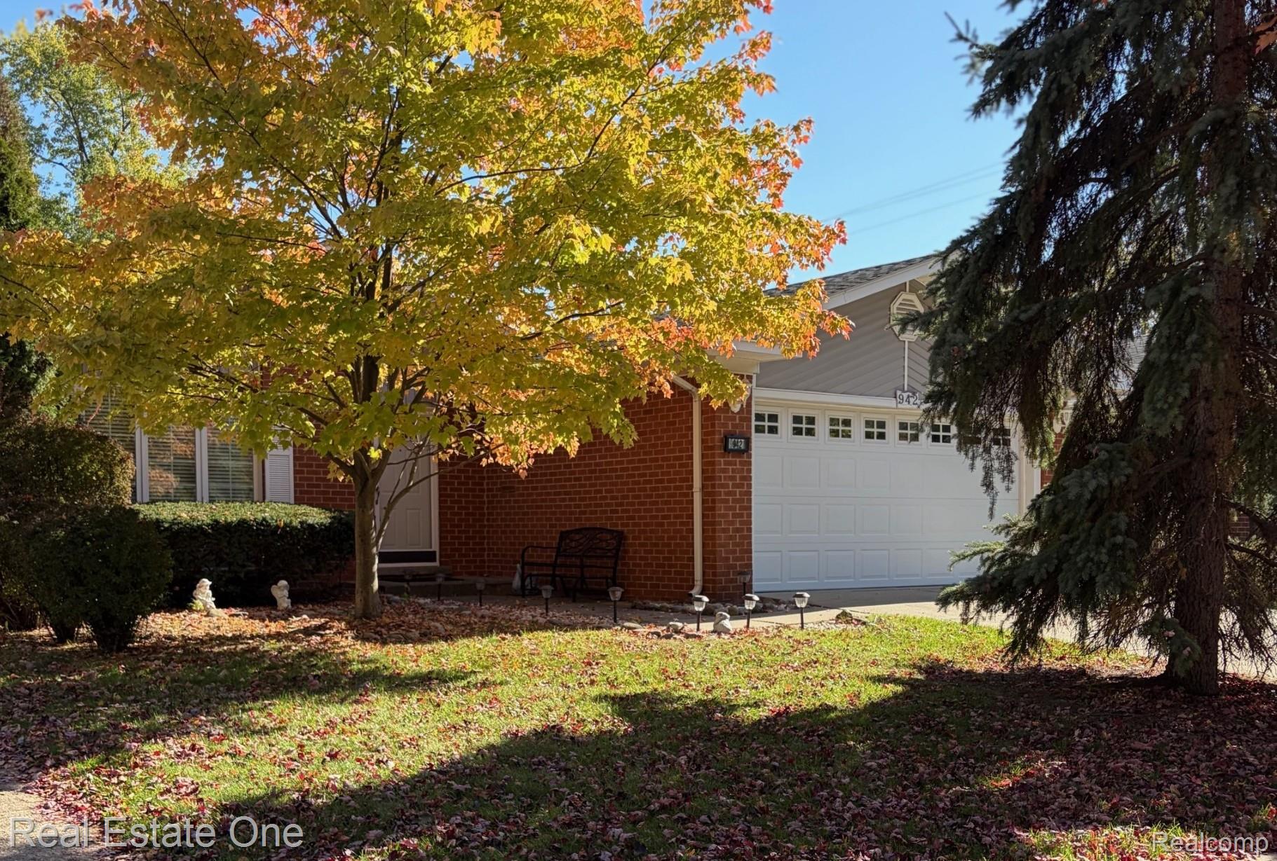 942 Kenilworth Pl — photo