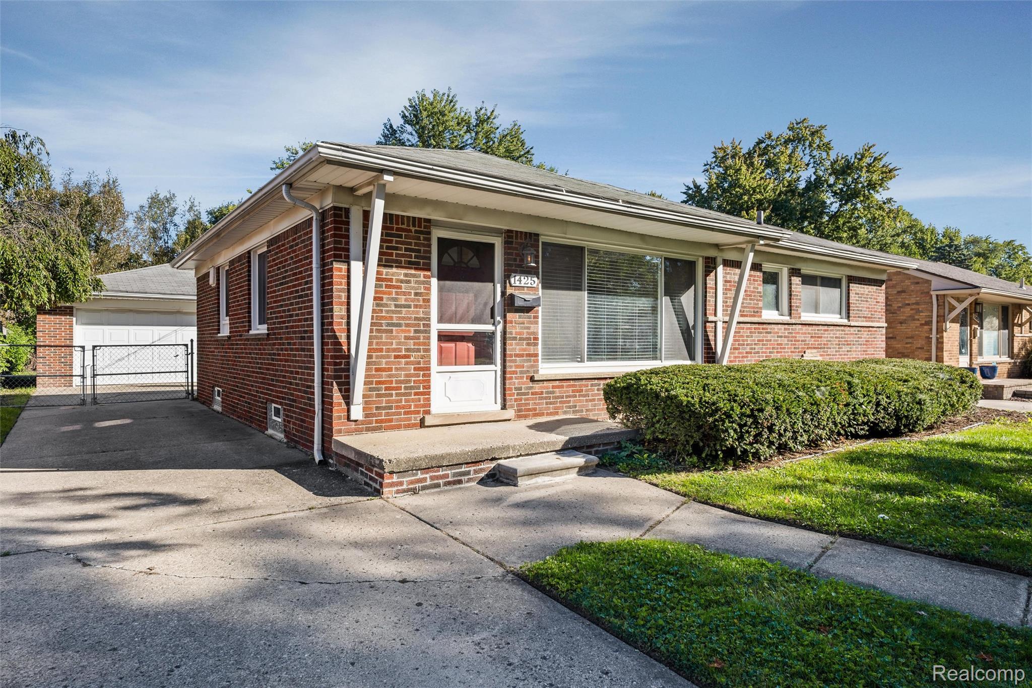 1425 Genesee Dr — photo