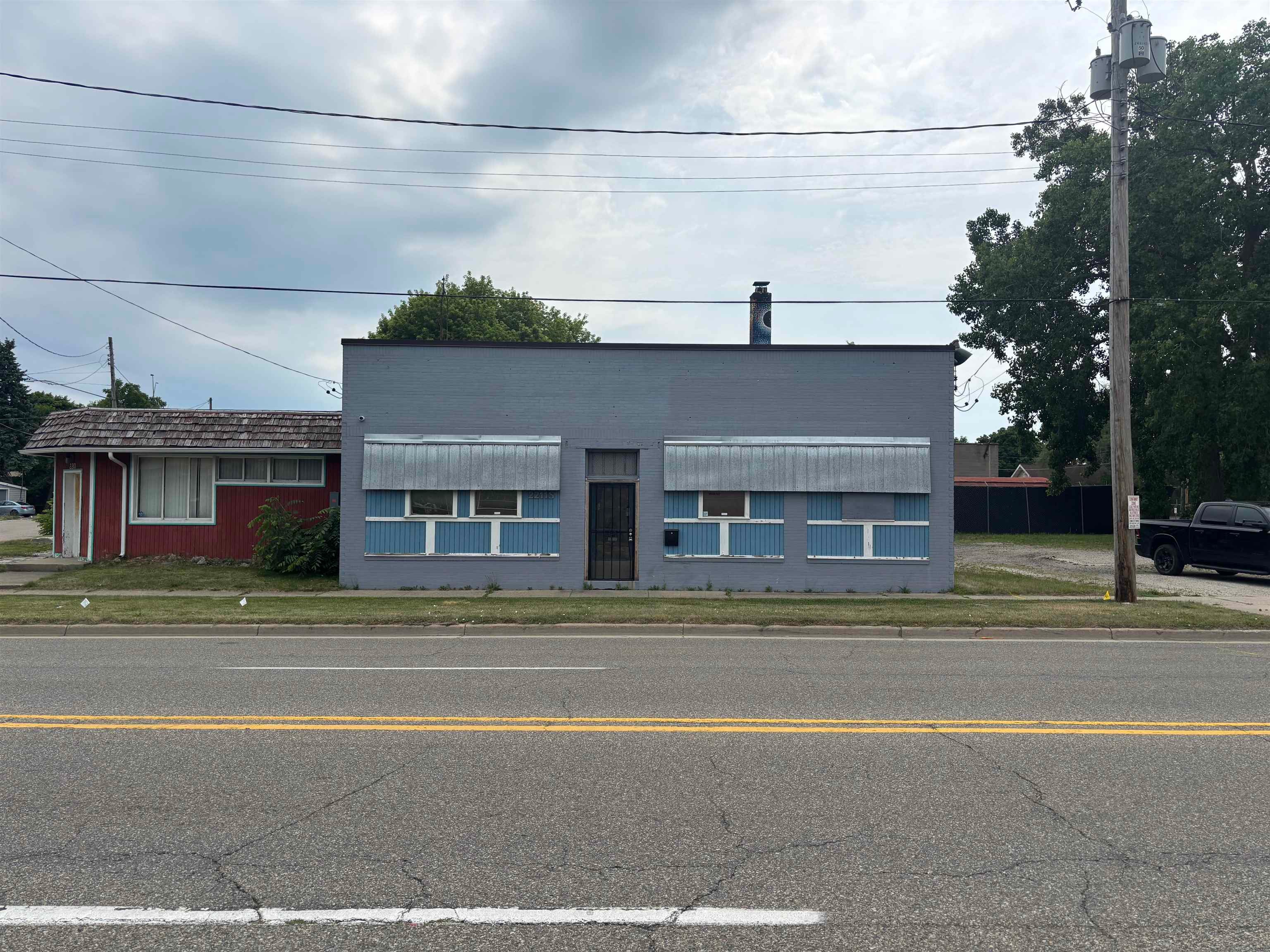 2211 S Saginaw Street — photo