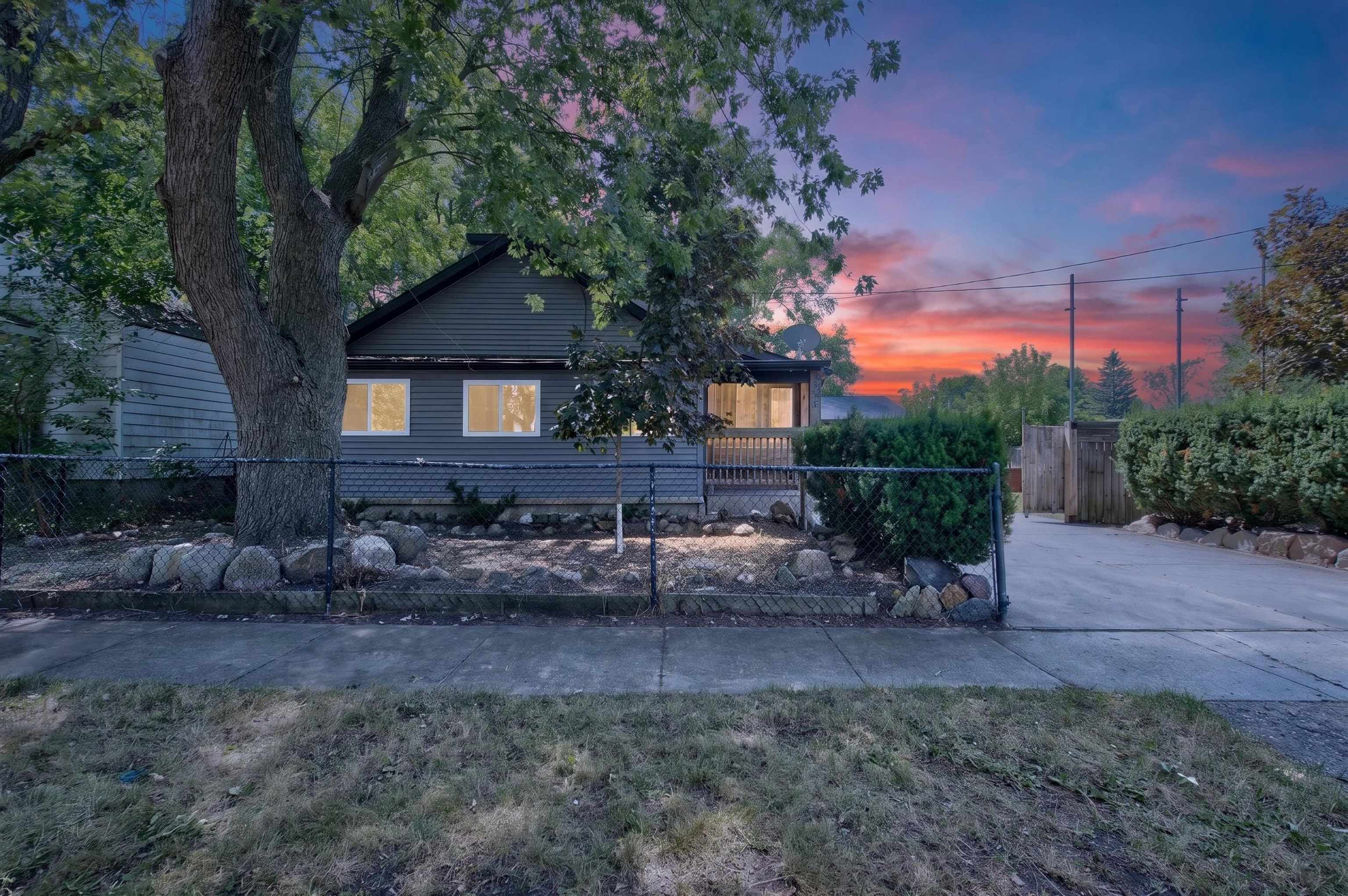 1452 Kenneth Street — photo