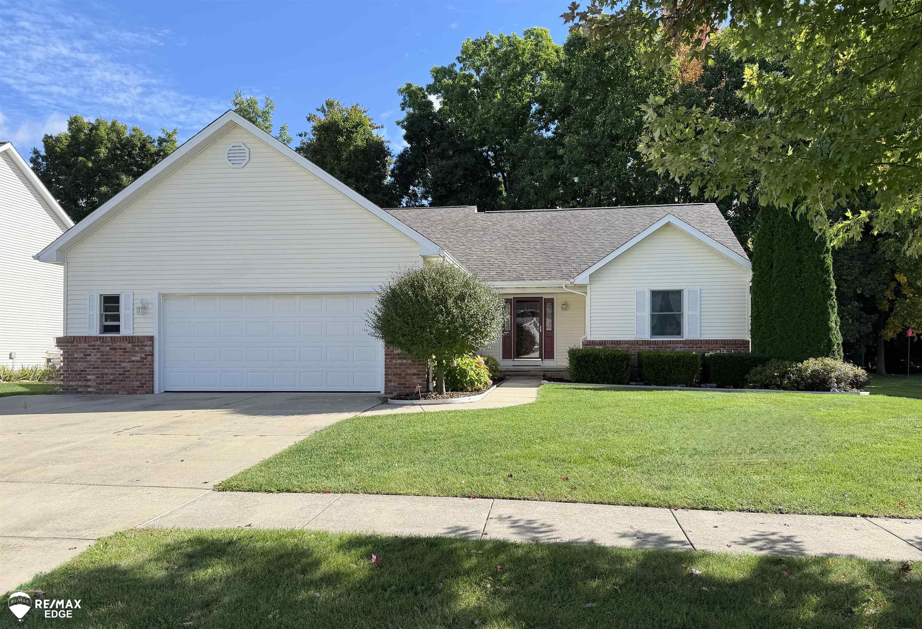 926 Village Dr — photo