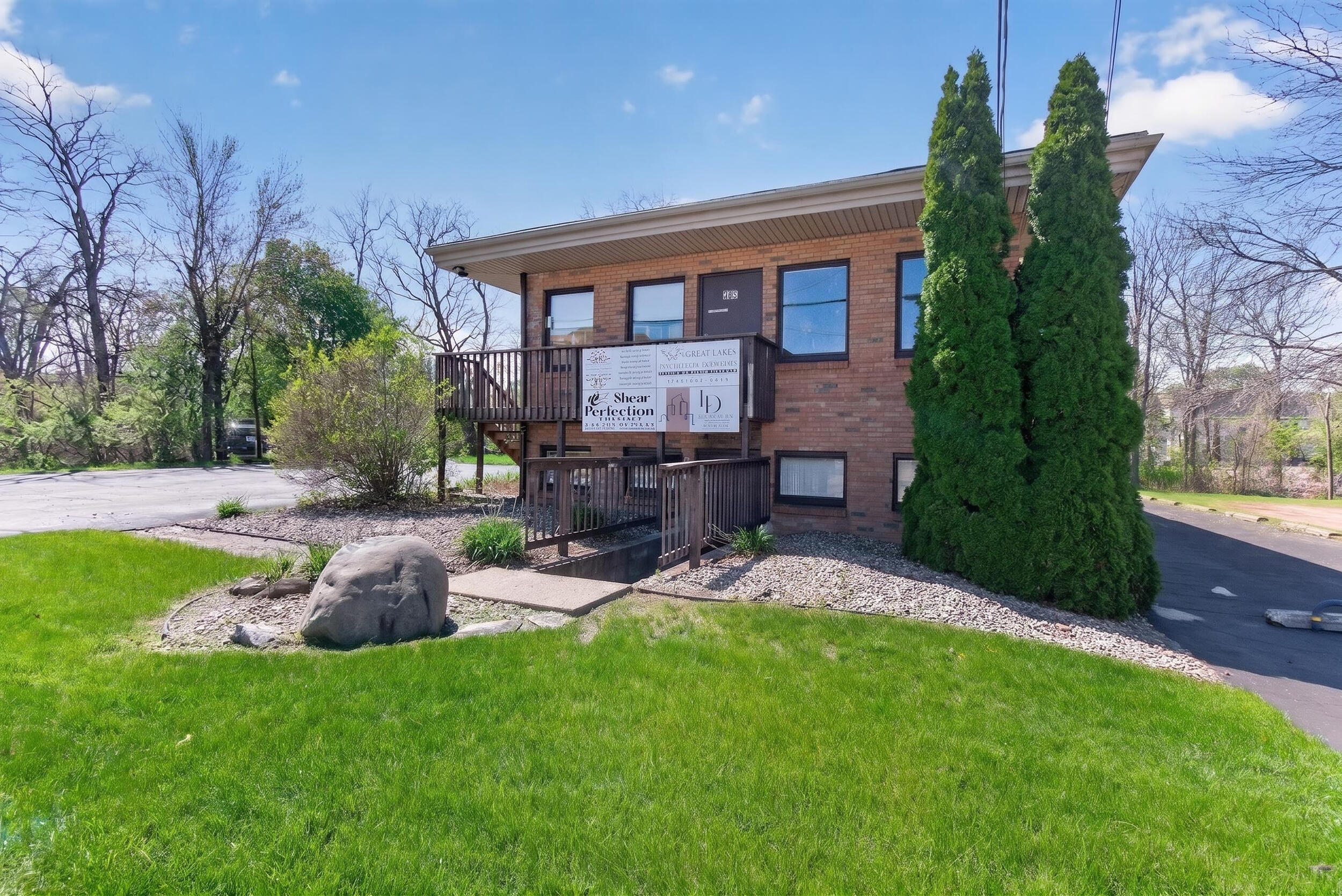 569 Wildwood Avenue Unit: Front Upper Unit — photo