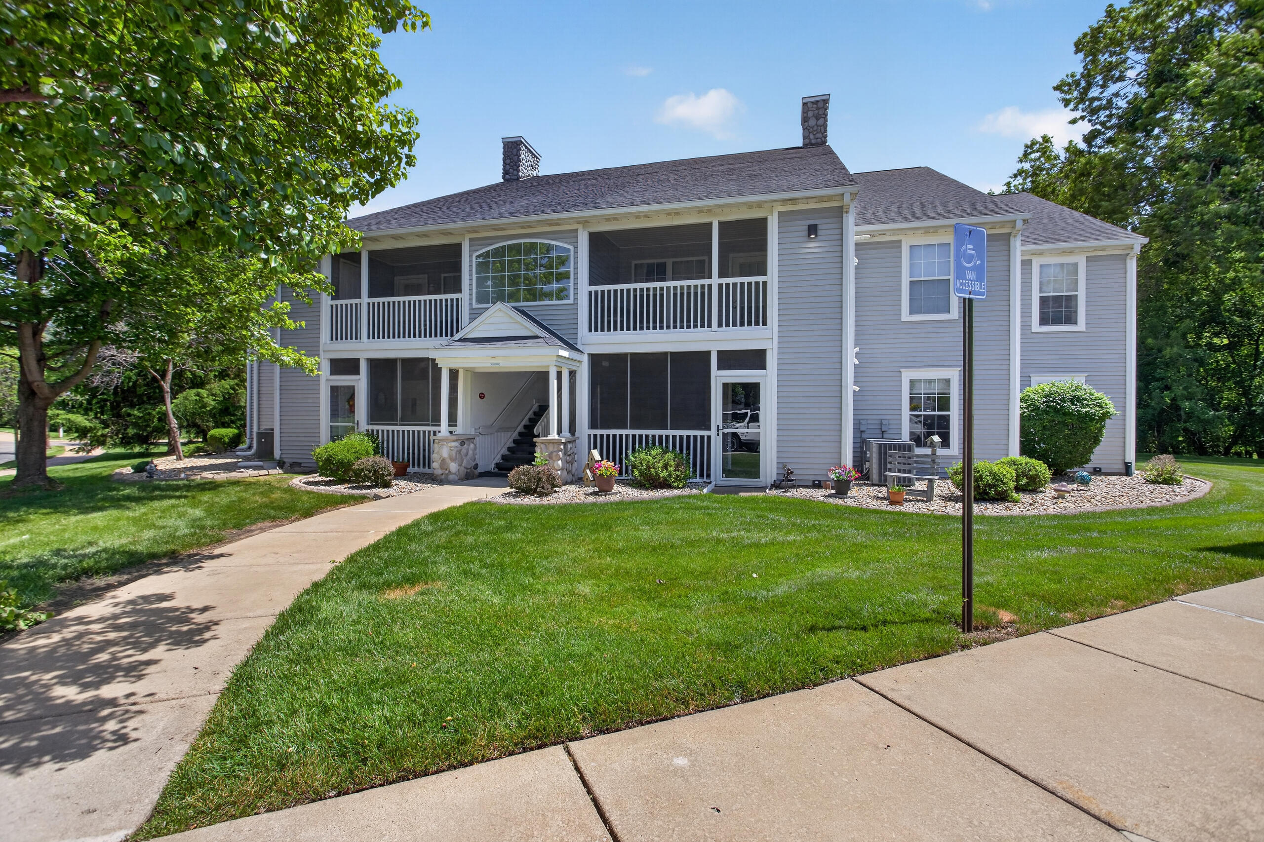 864 W Barrington Circle — photo