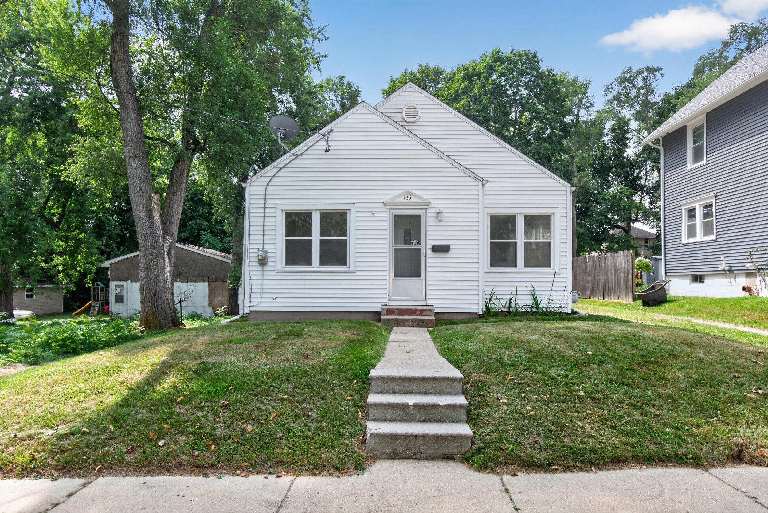 135 E Mansion, Jackson, MI 49203 — photo 2