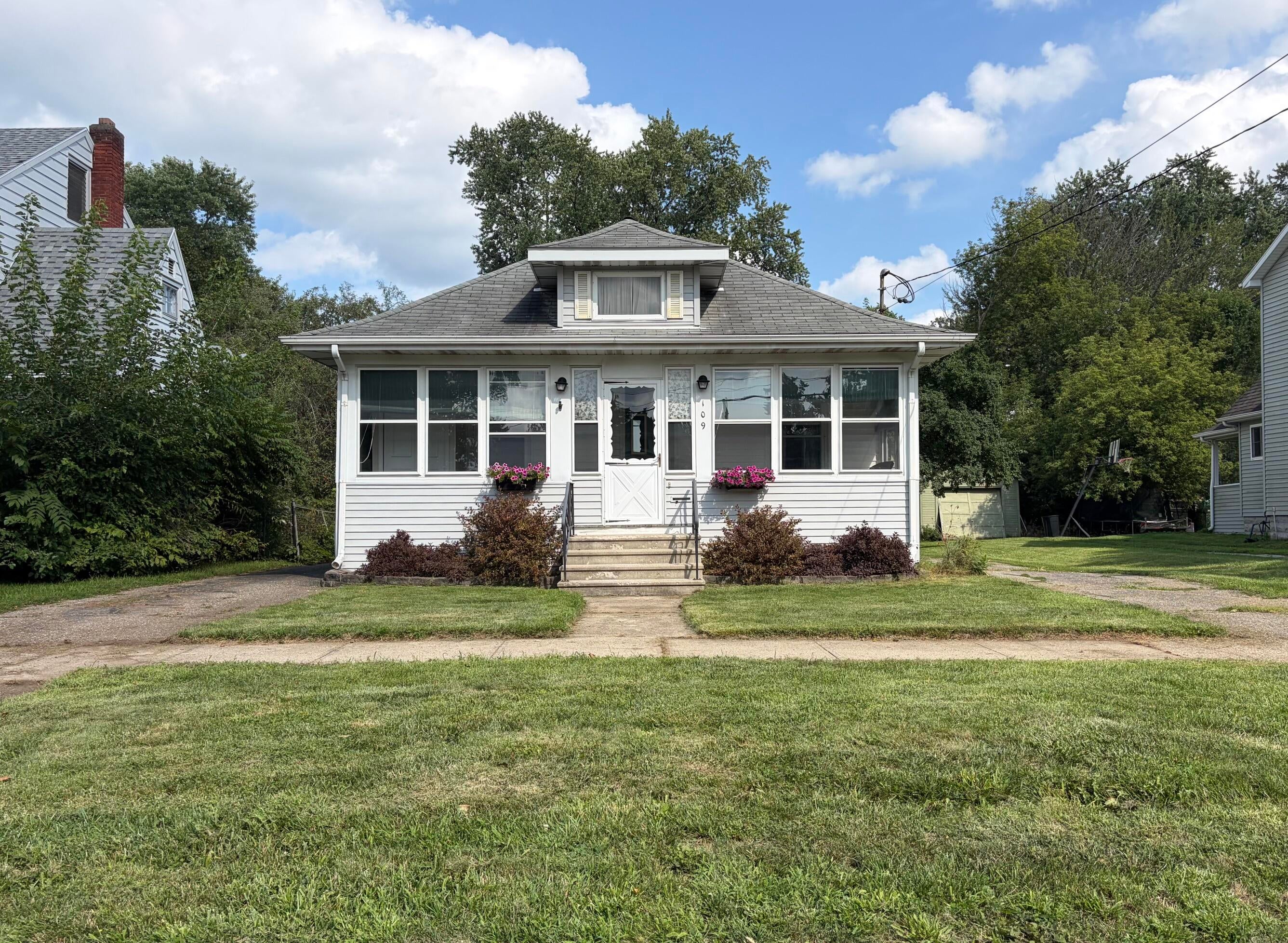 109 N Higby Street — photo