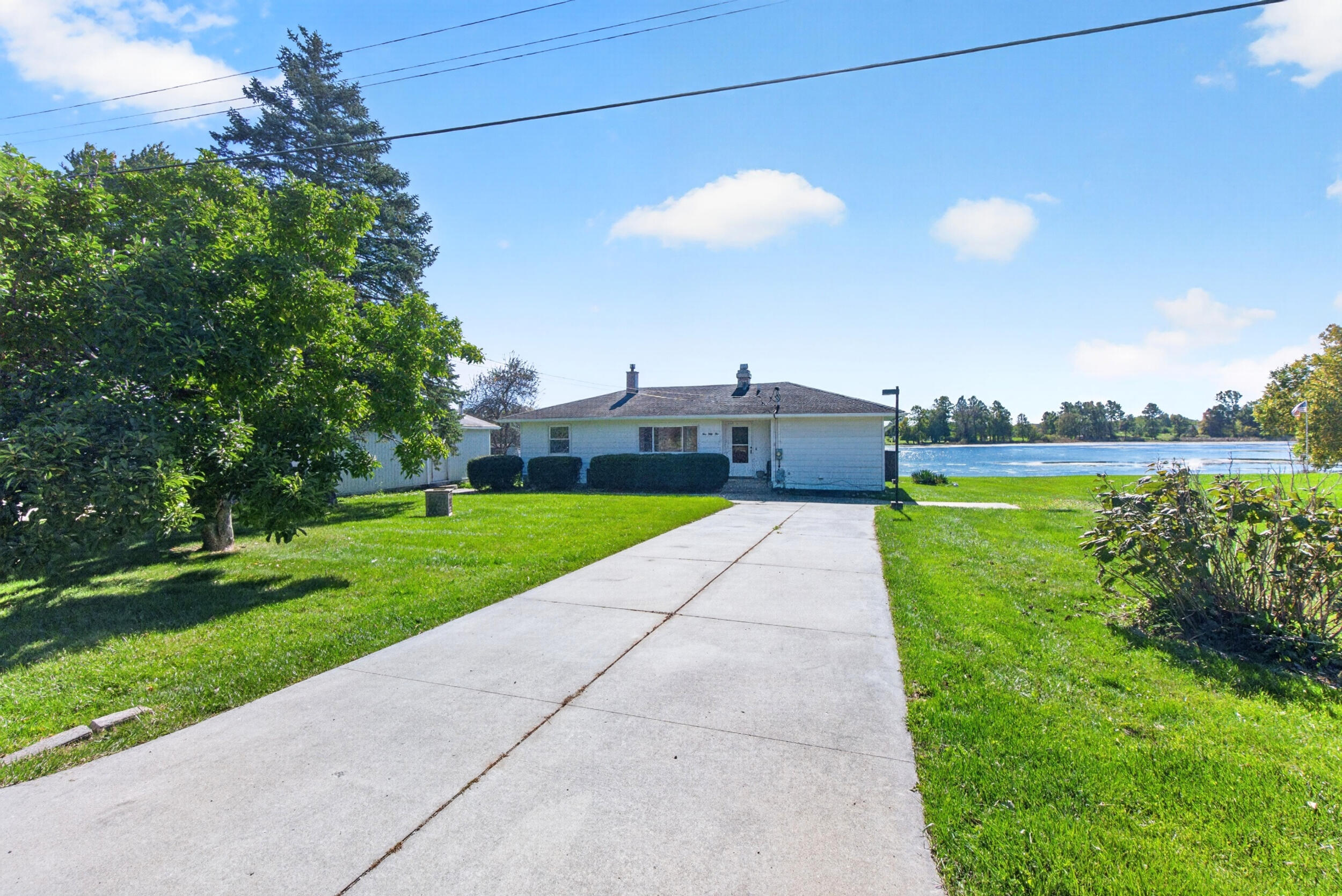 555 Norvell Beach Drive — photo