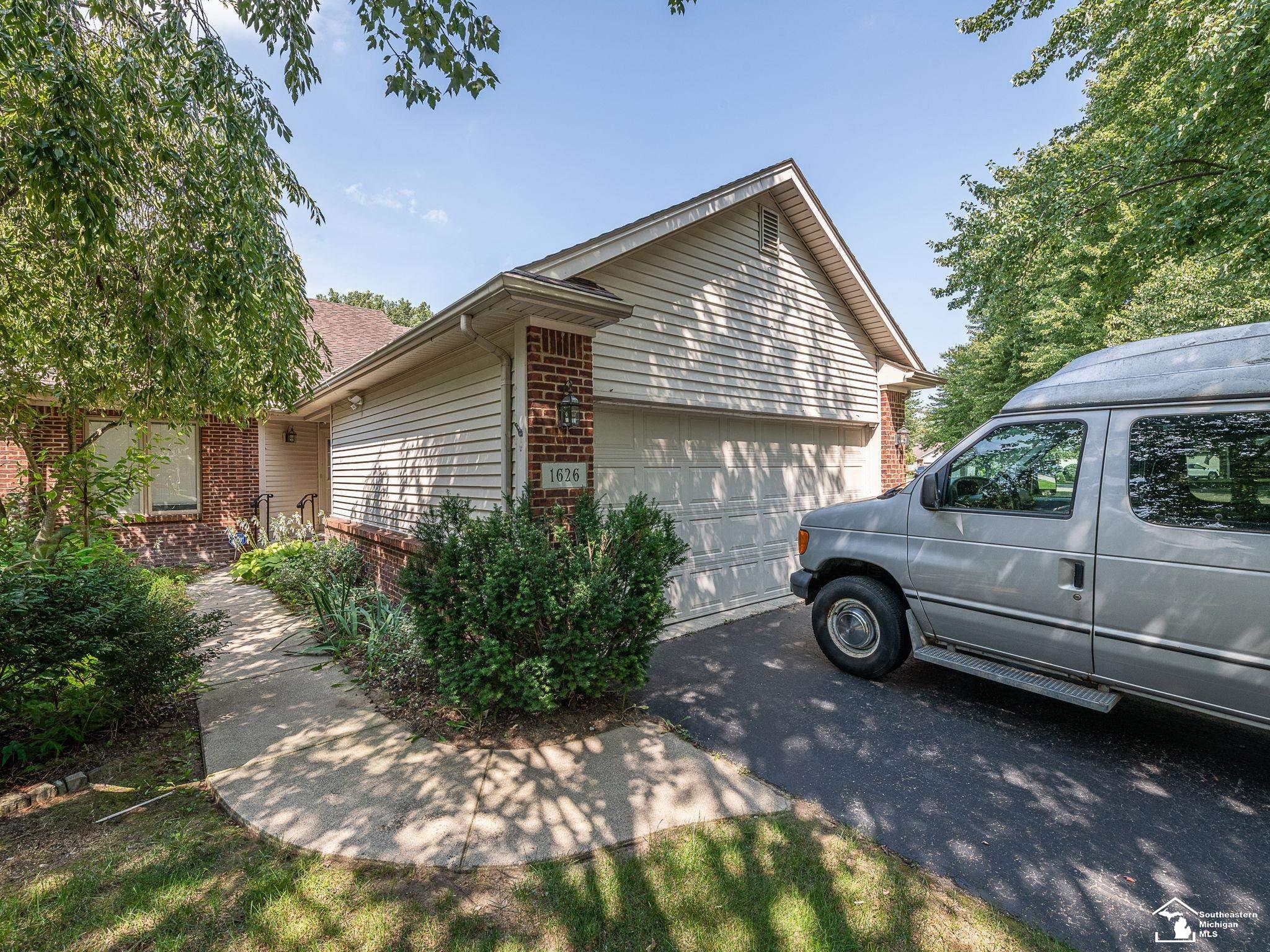 1626 Spruce Court — photo