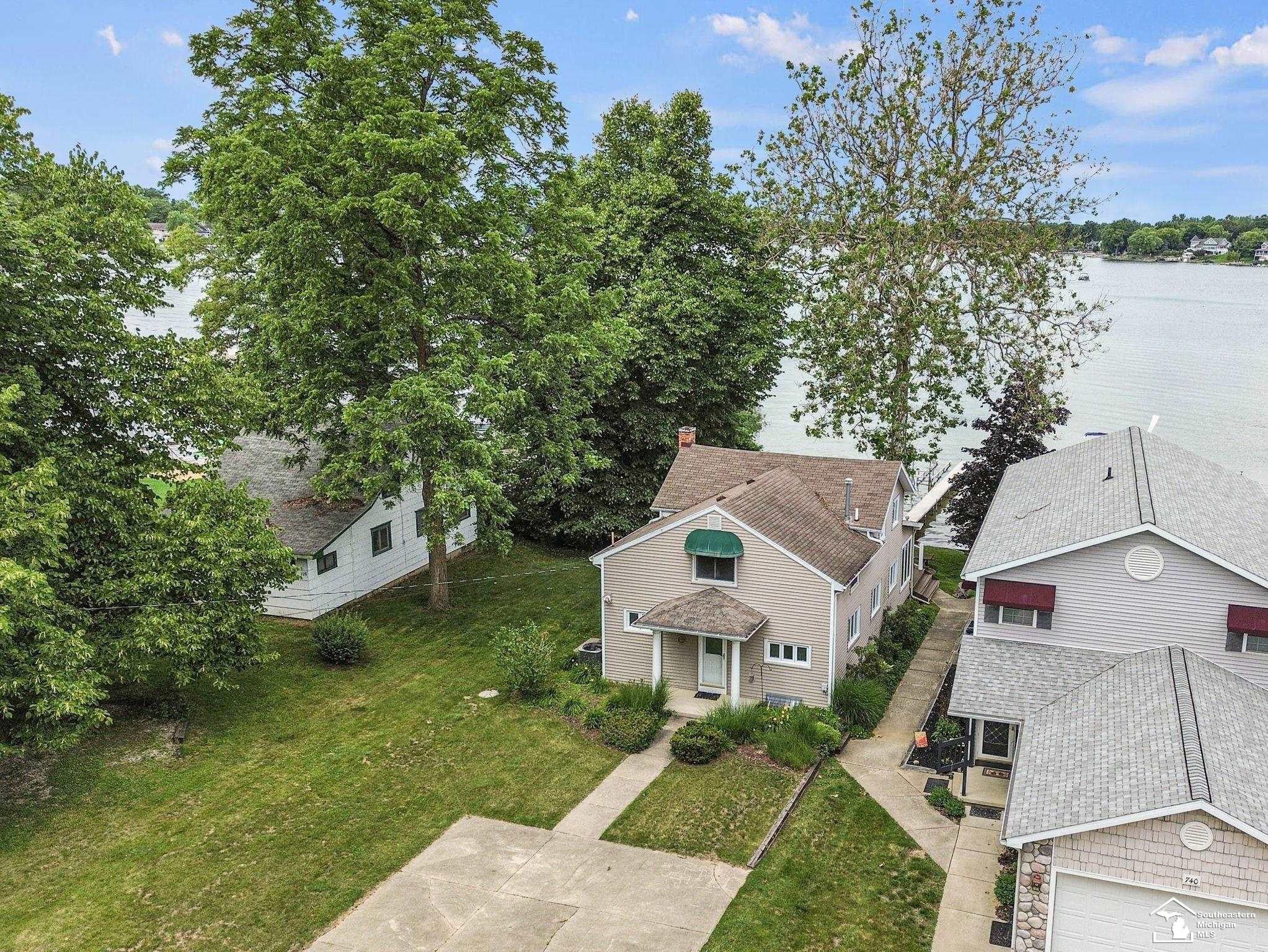 736 Lakeview Drive — photo