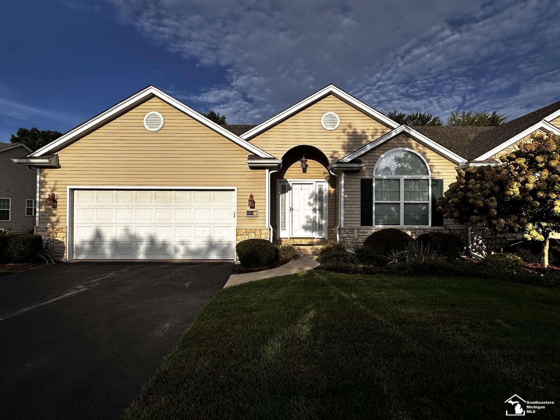 6585 Black Diamond Lane — photo