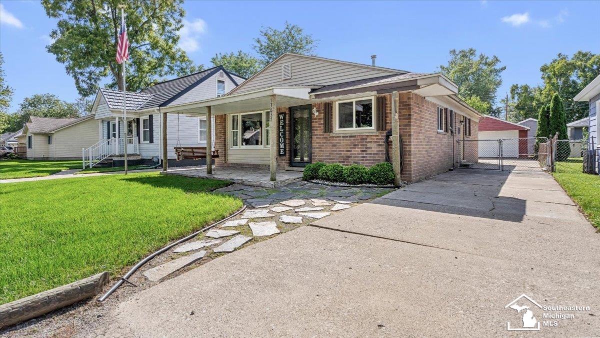 13637 Wright Street, GibraltarCity_Wayne, MI 48173 — photo 2