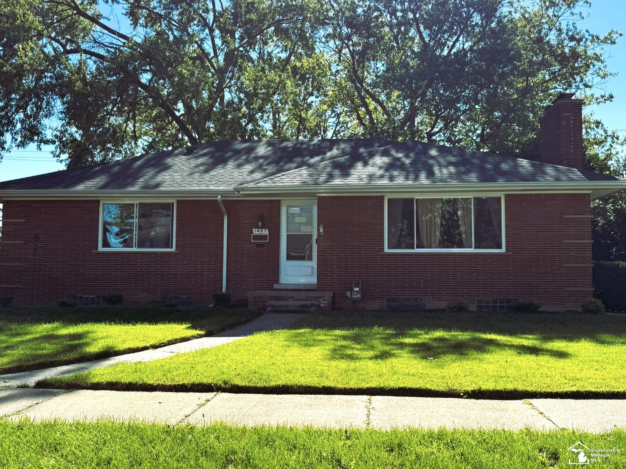 1427 Riverbank St — photo