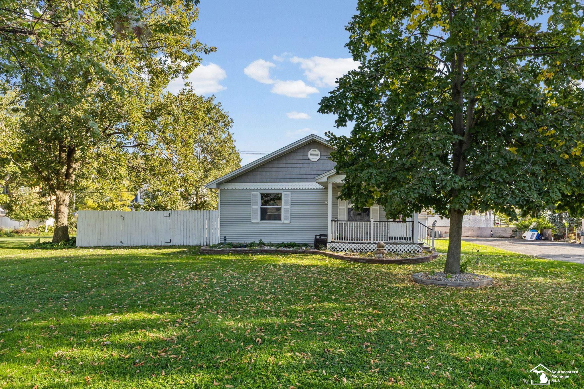 3073 Lakeshore Dr — photo