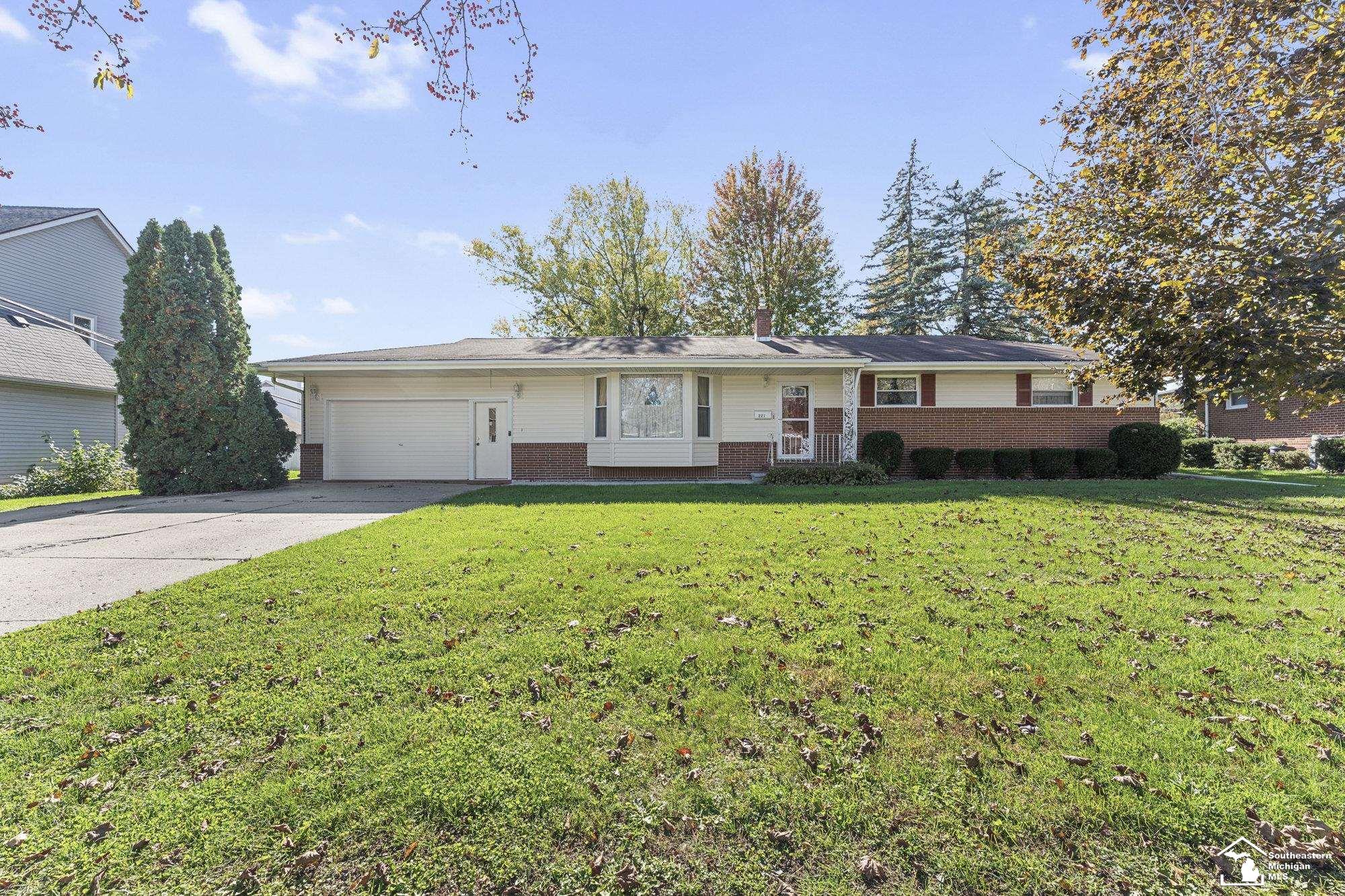221 Armitage Dr — photo