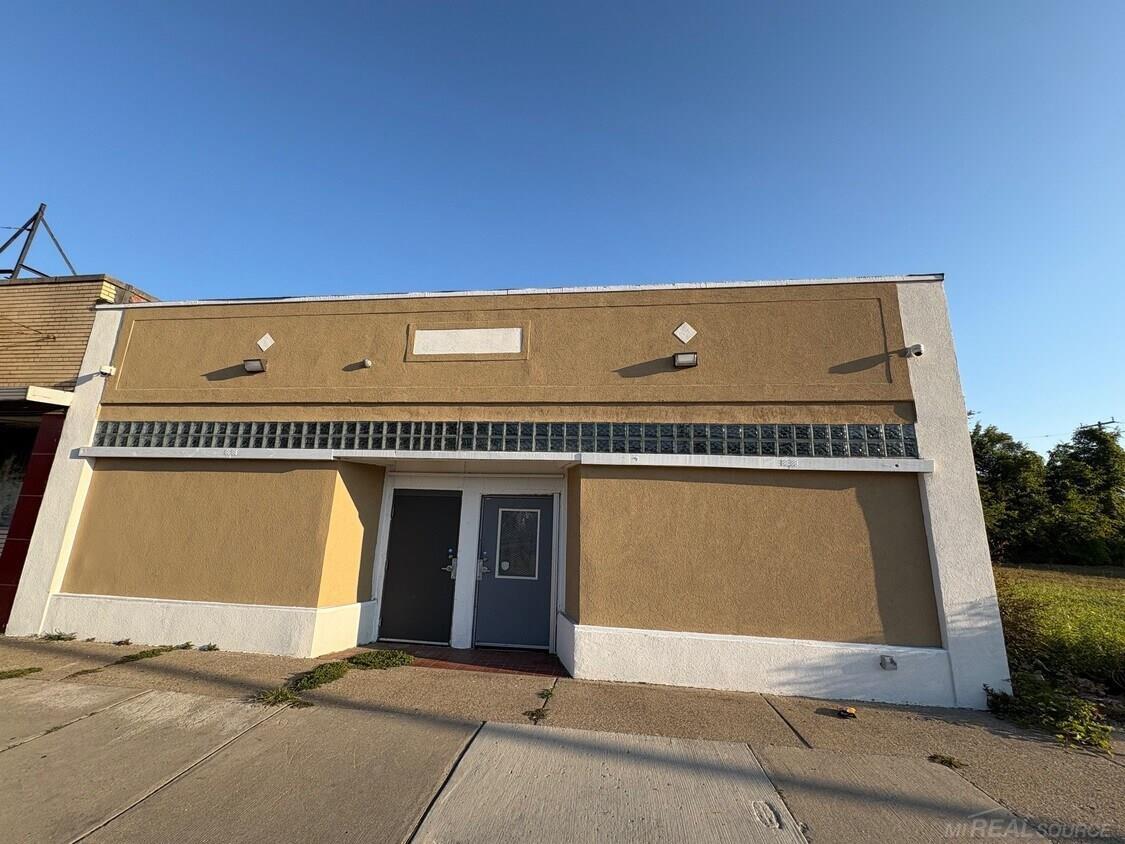 5117 E 7 Mile Rd — photo