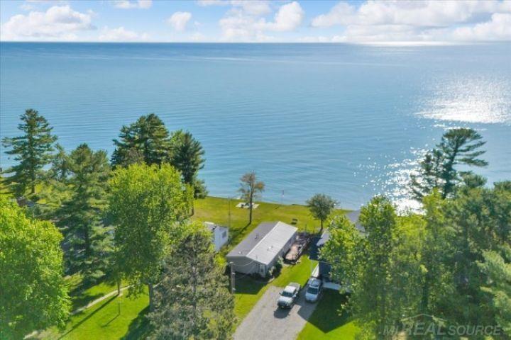 8723 Lakeshore Road — photo