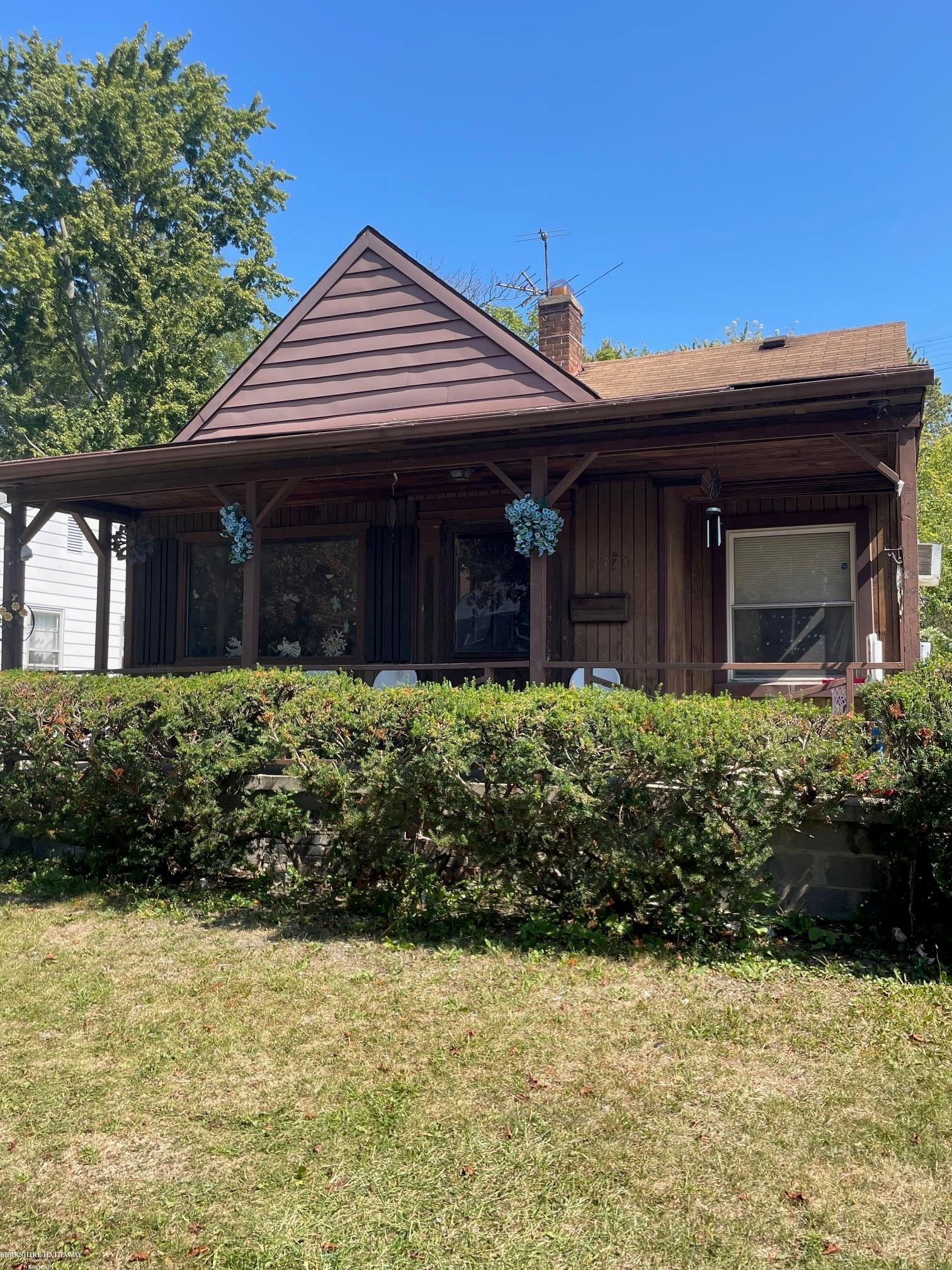 5570 Farmbrook Street — photo