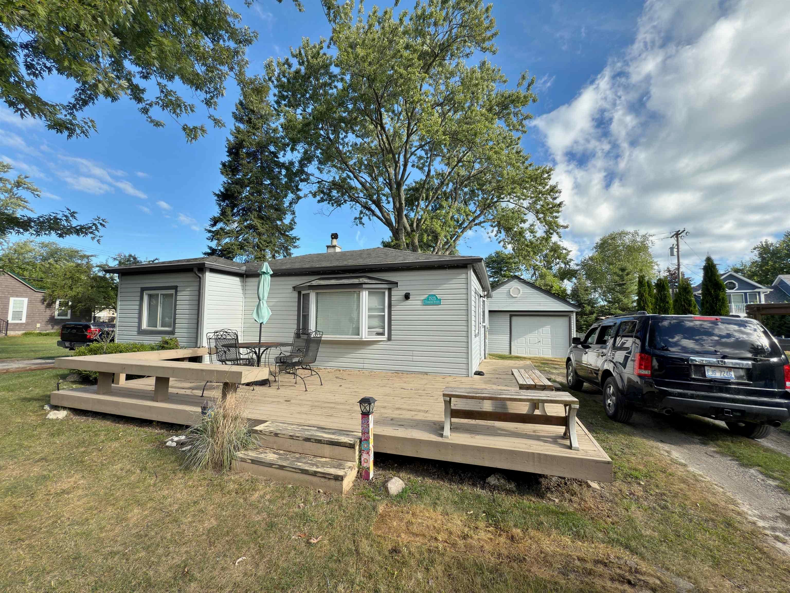 7525 Elmwood Road — photo