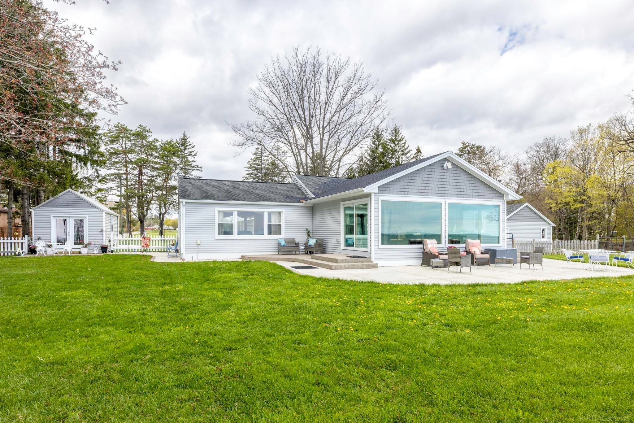 6655 Lakeshore Road — photo