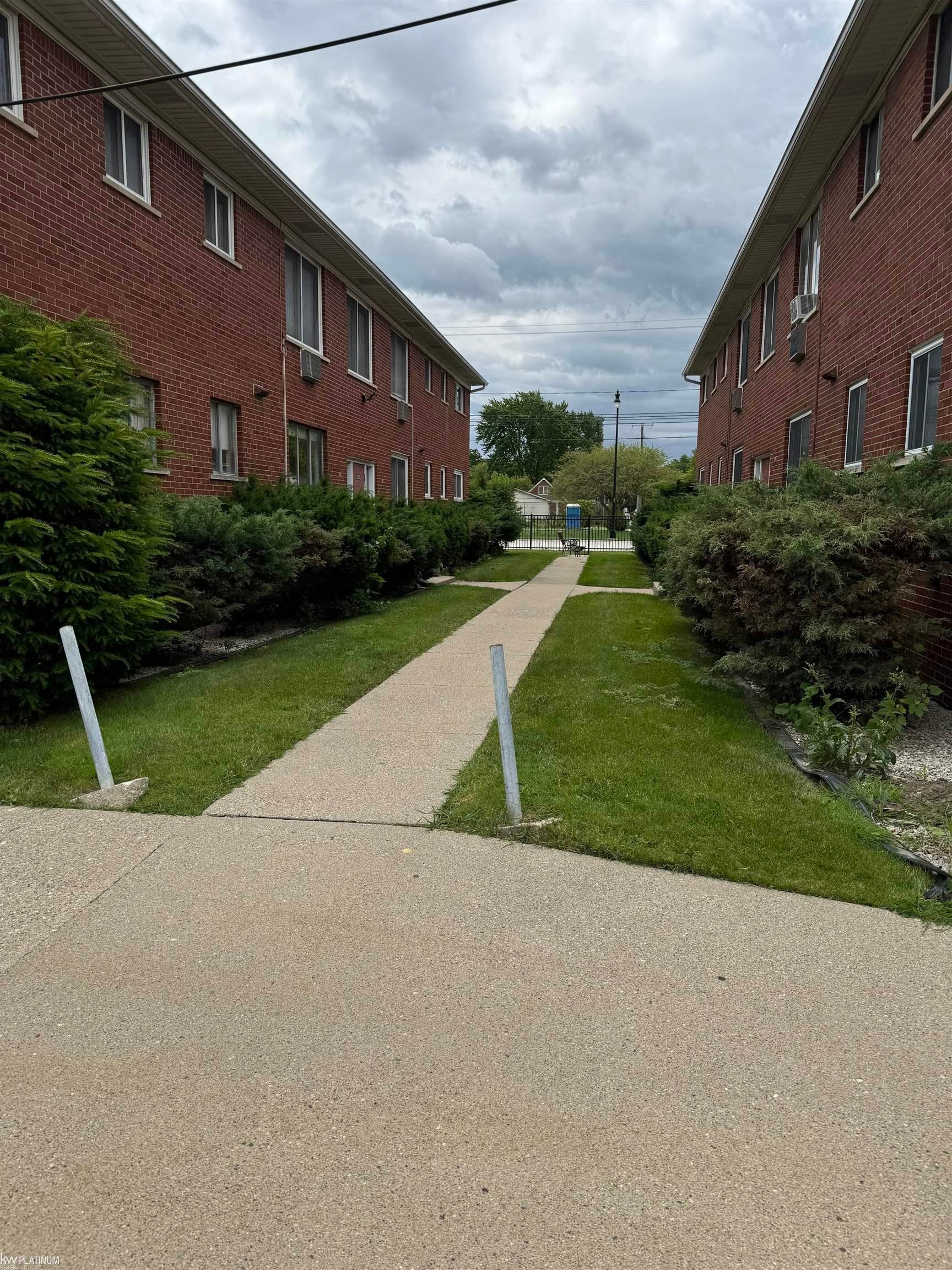 15229 E 9 Mile Road — photo