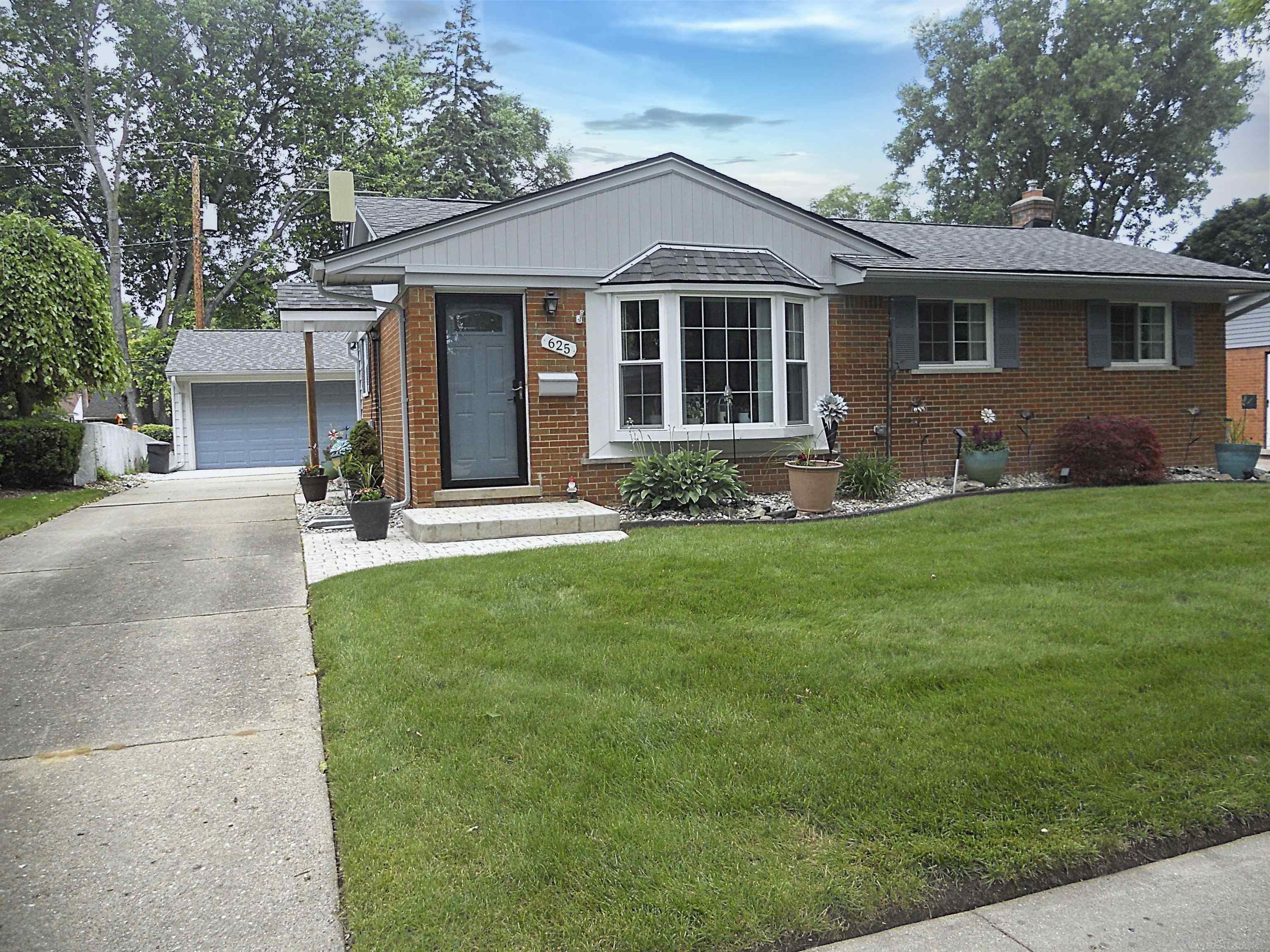 625 Rewold Drive, Rochester, MI 48307