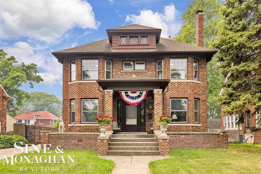 979 Lakepointe Street — photo