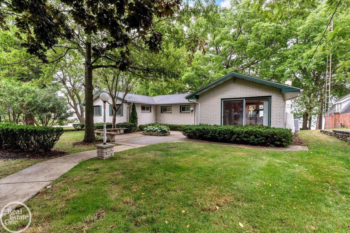 8178 Lakeshore Road — photo