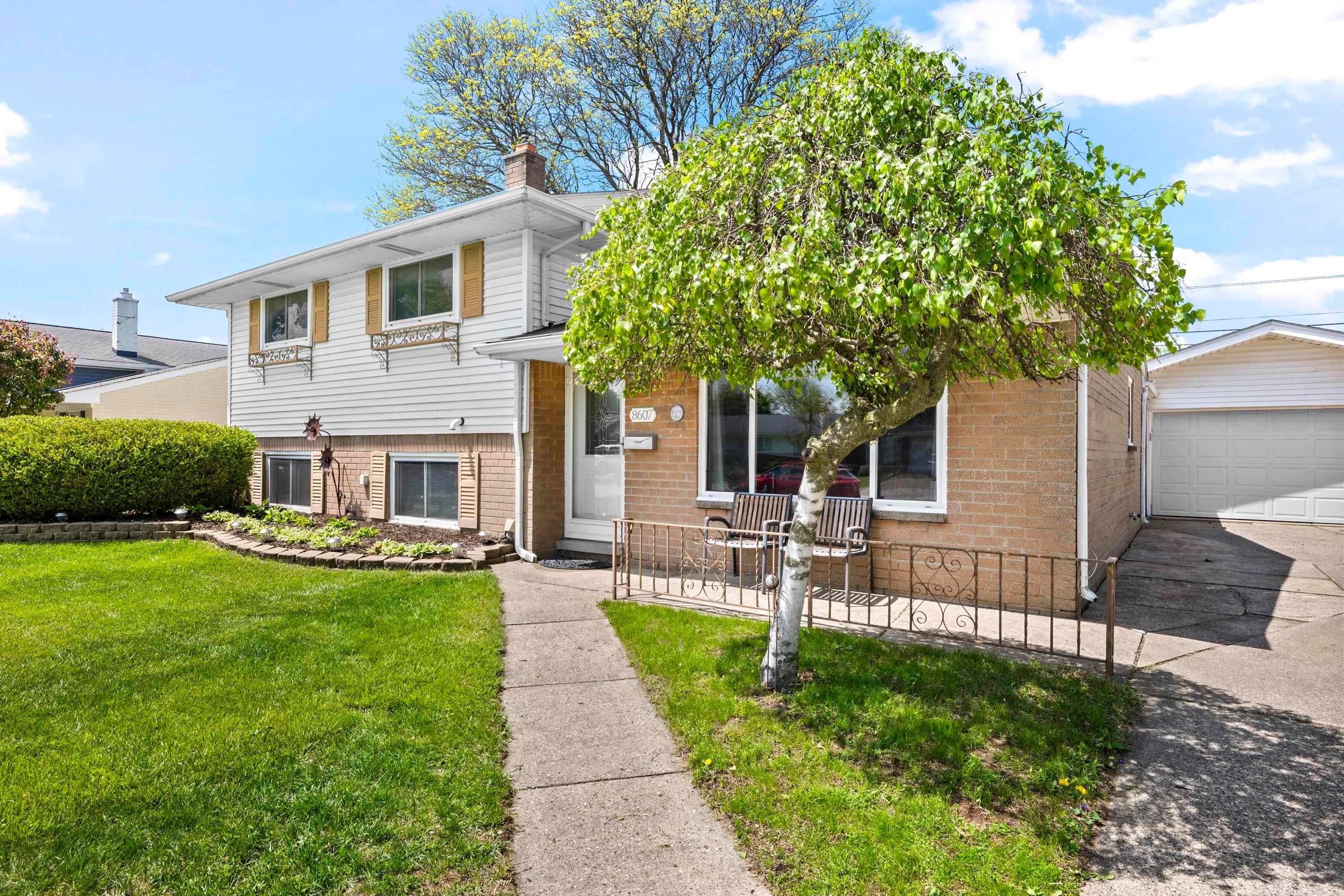 8607 Leslie Street — photo